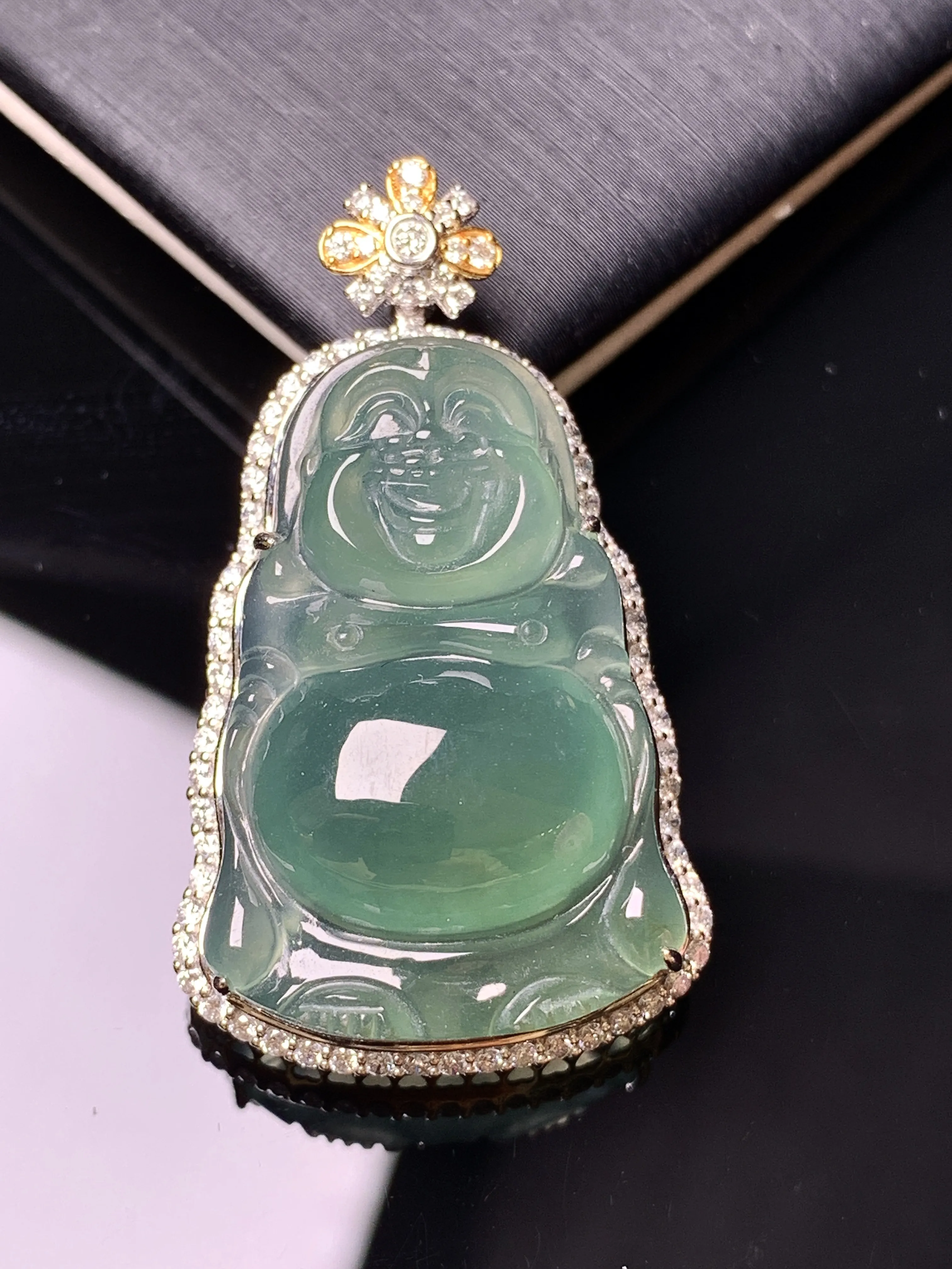 18k金钻镶嵌晴绿佛公吊坠 玉质细腻 色泽艳丽清新 整体尺寸38*21.8*10.5