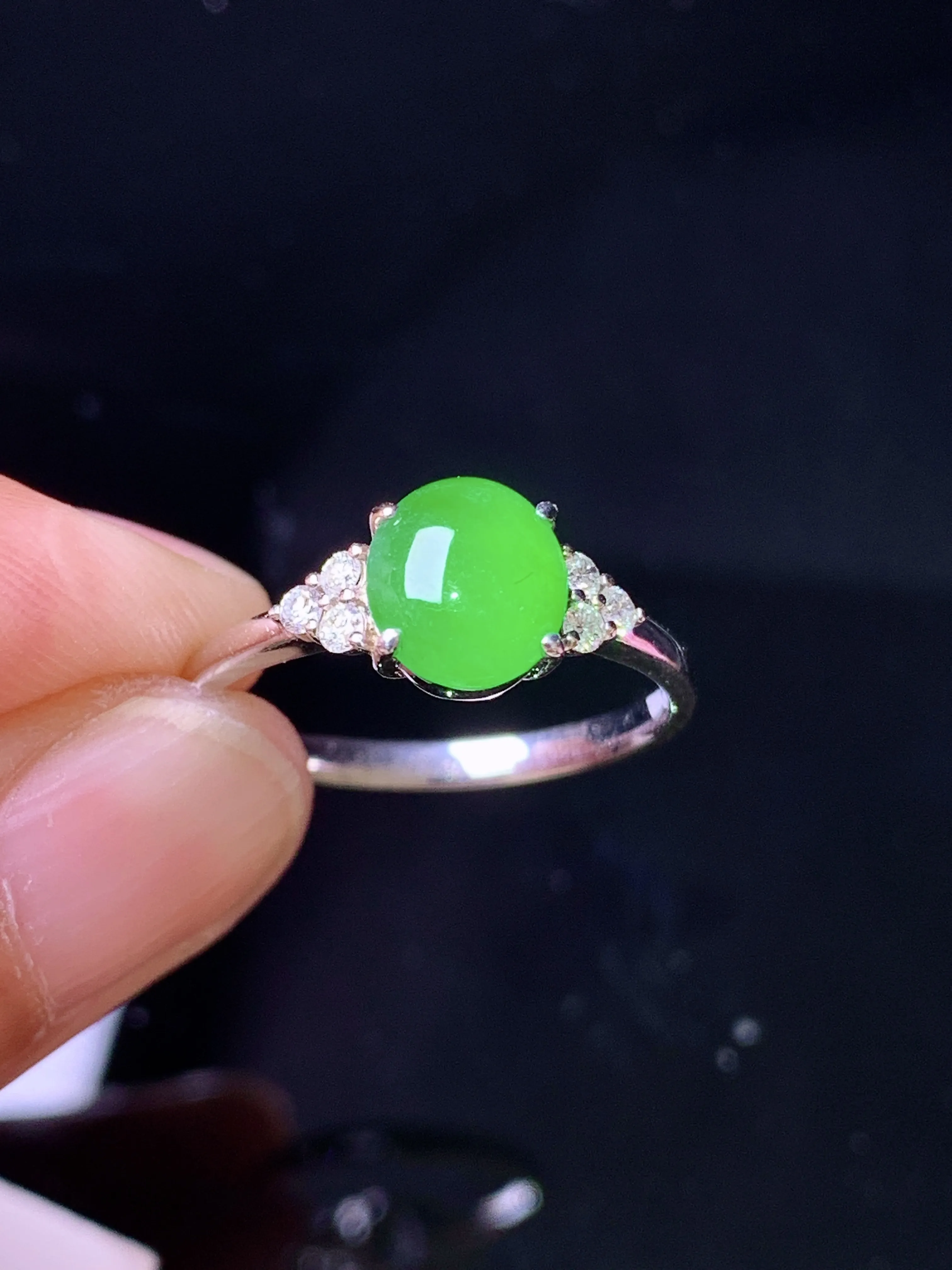 18k金钻镶嵌满绿蛋面戒指 玉质细腻 色泽艳丽清新 圈口13.5 裸石尺寸7.2*6.5*2.8