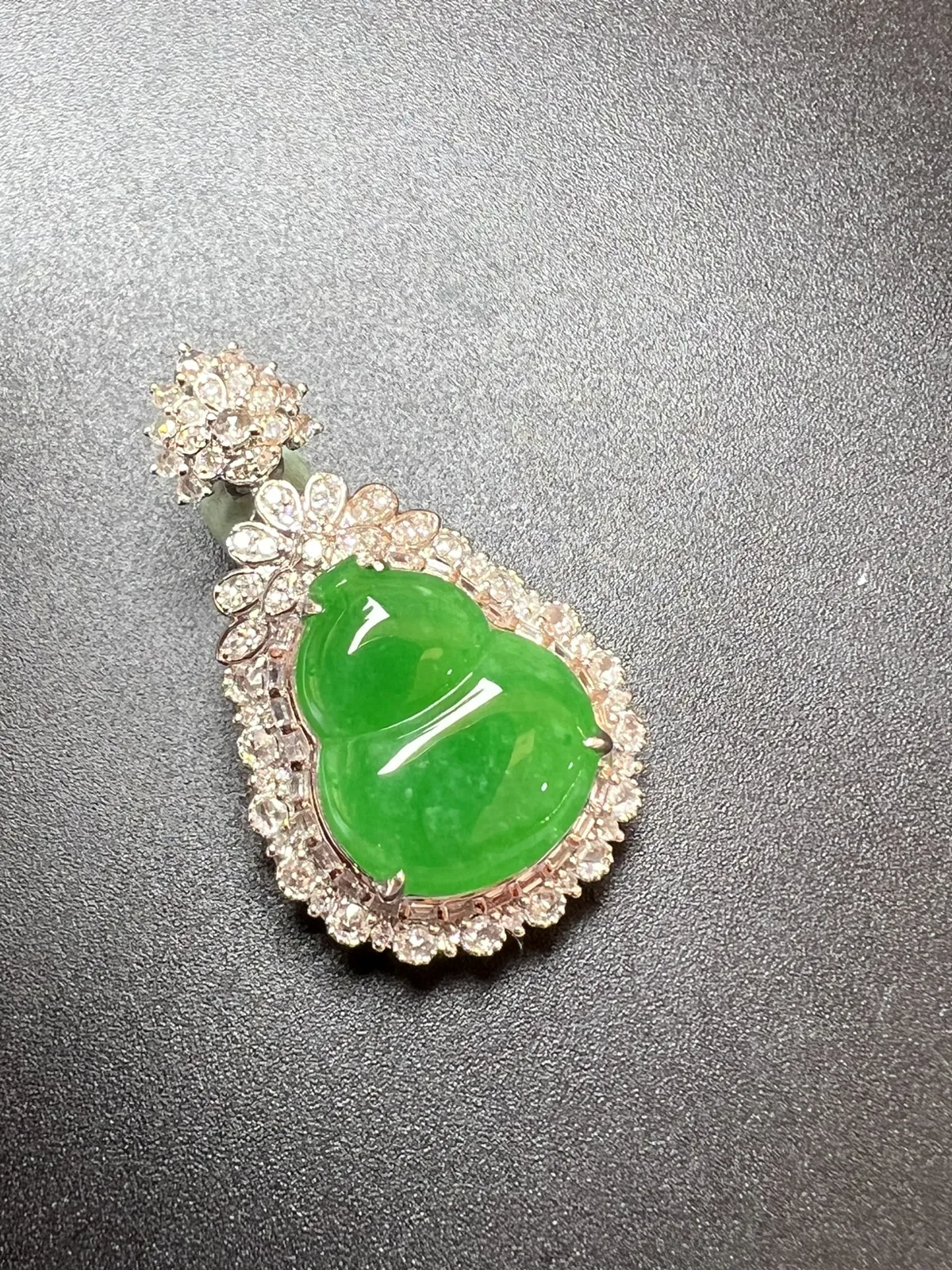 满色葫芦整体尺寸33.5*20.1*10.9 裸石尺寸16.5*13.5*2.8