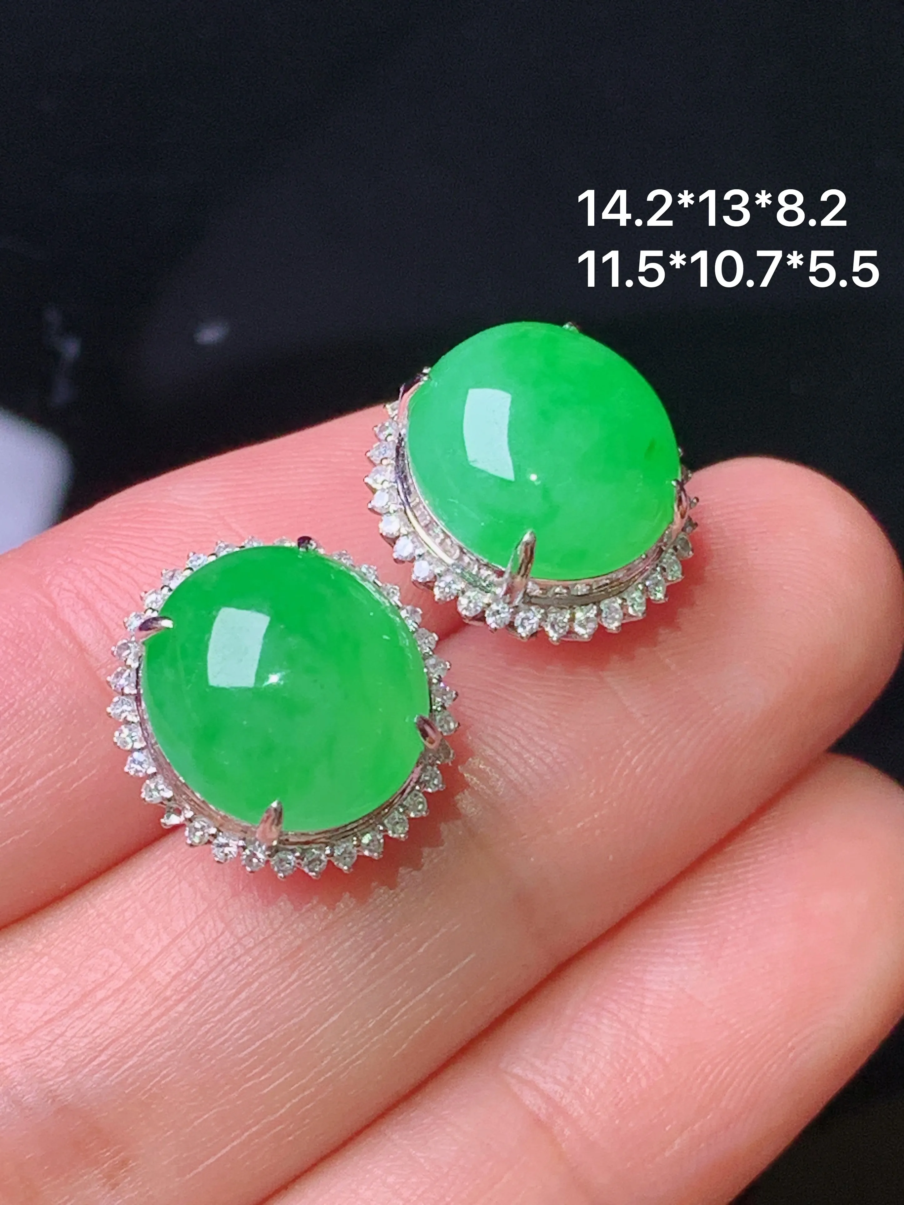18k金钻镶嵌翠绿蛋面耳钉 玉质细腻 色泽艳丽清新 整体尺寸14.2*13*8.2