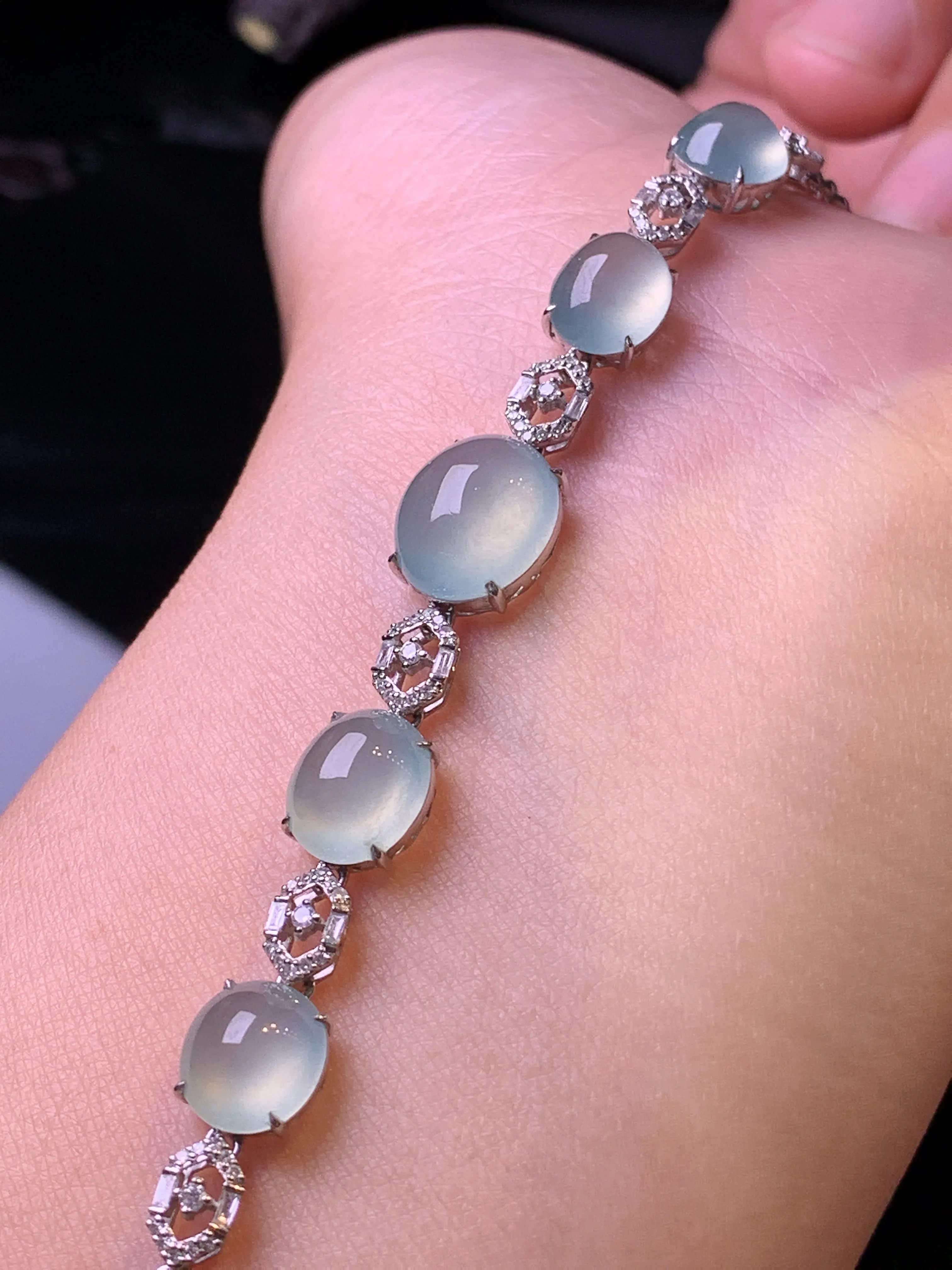 18k金钻镶嵌冰种浅绿蛋面手链 玉质细腻 色泽清新艳丽 整体尺寸87*9*6.8