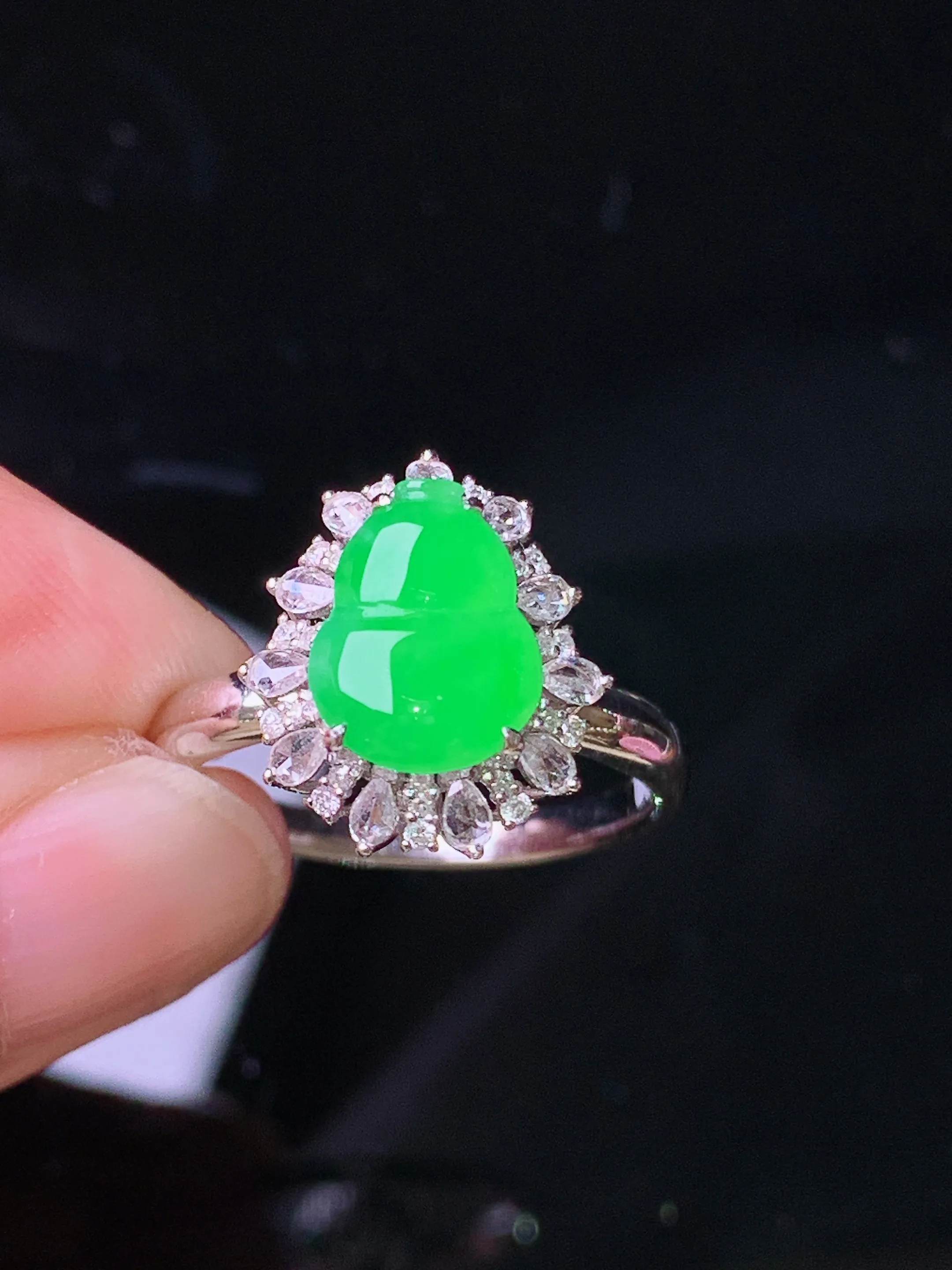 18k金钻镶嵌翠绿葫芦戒指 玉质细腻 色泽艳丽清新 圈口15 整体尺寸14.5*12.3*8.6