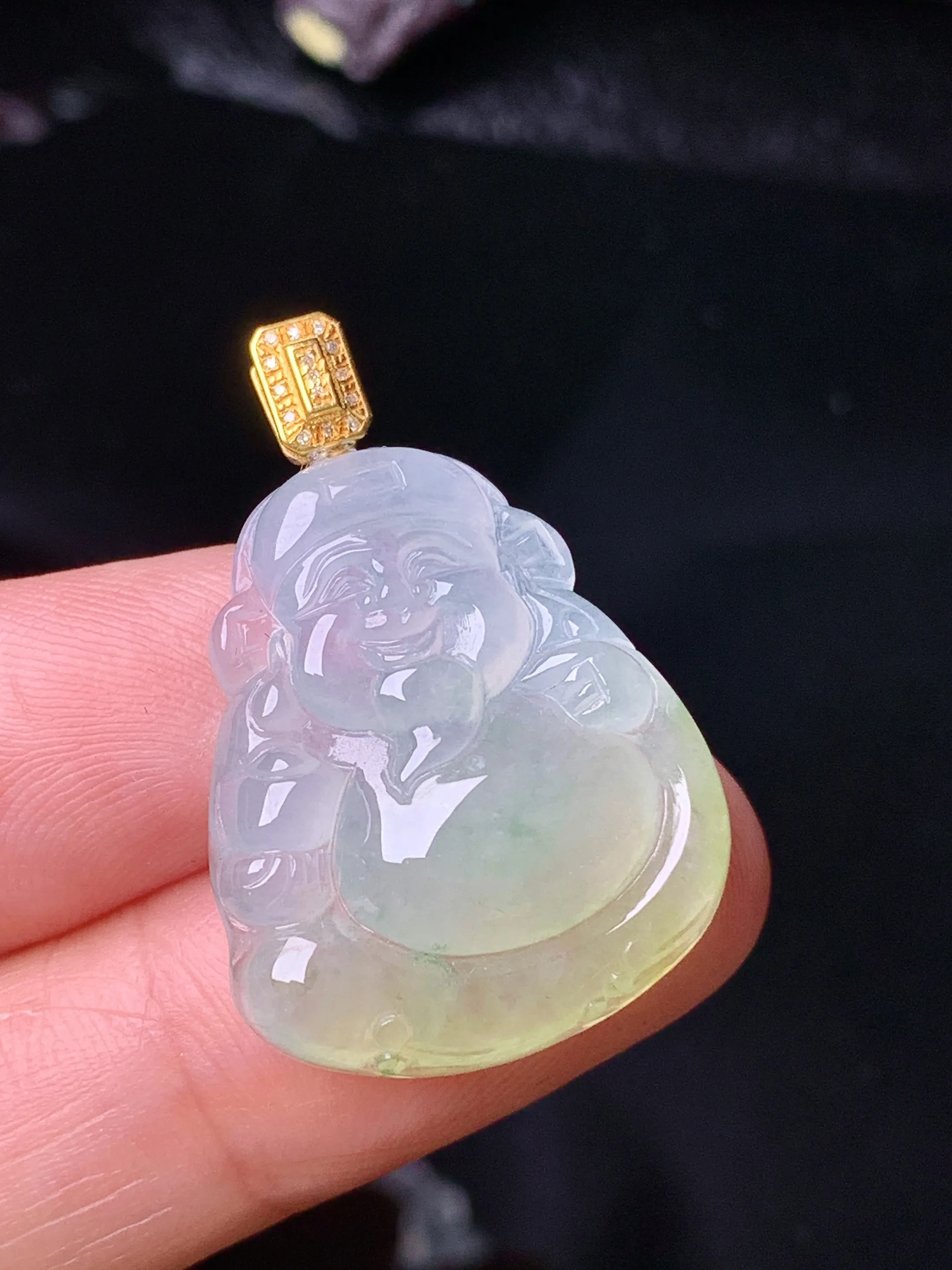 18k金镶嵌飘黄翡财神吊坠 玉质细腻 色泽清新艳丽 整体尺寸30.6*20.6*4.7