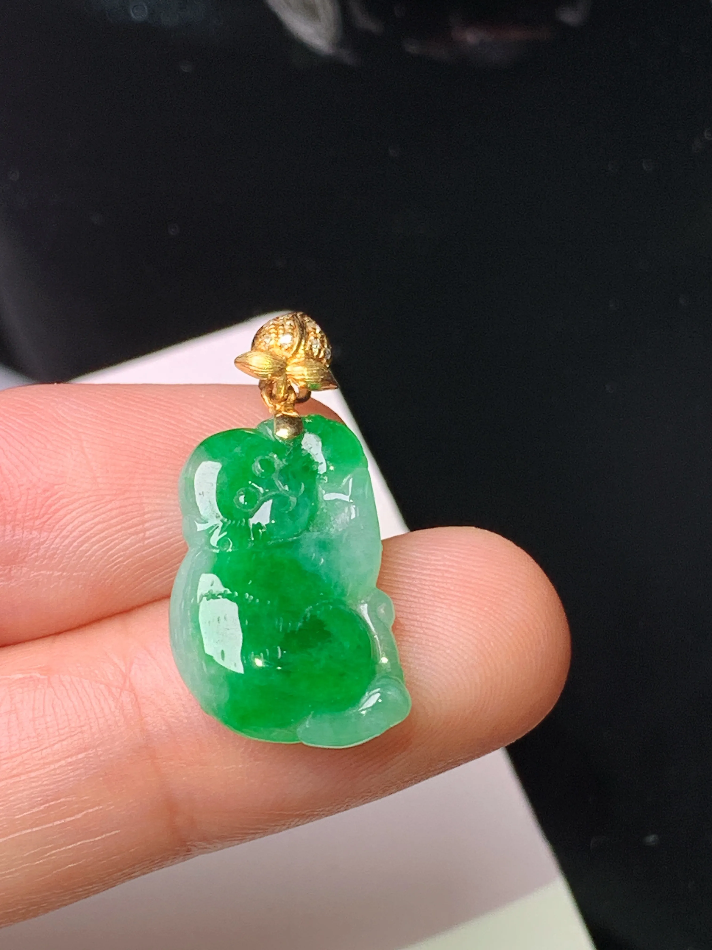 18k金镶嵌飘绿猴子吊坠 玉质细腻 色泽清新艳丽 整体尺寸25.7*12*4.6