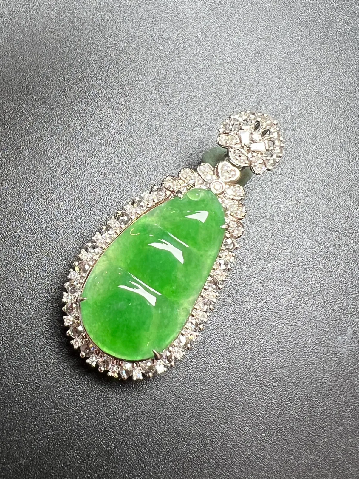 满绿福豆整体尺寸39.1*18.3*10.2 裸石尺寸23.5*13*3