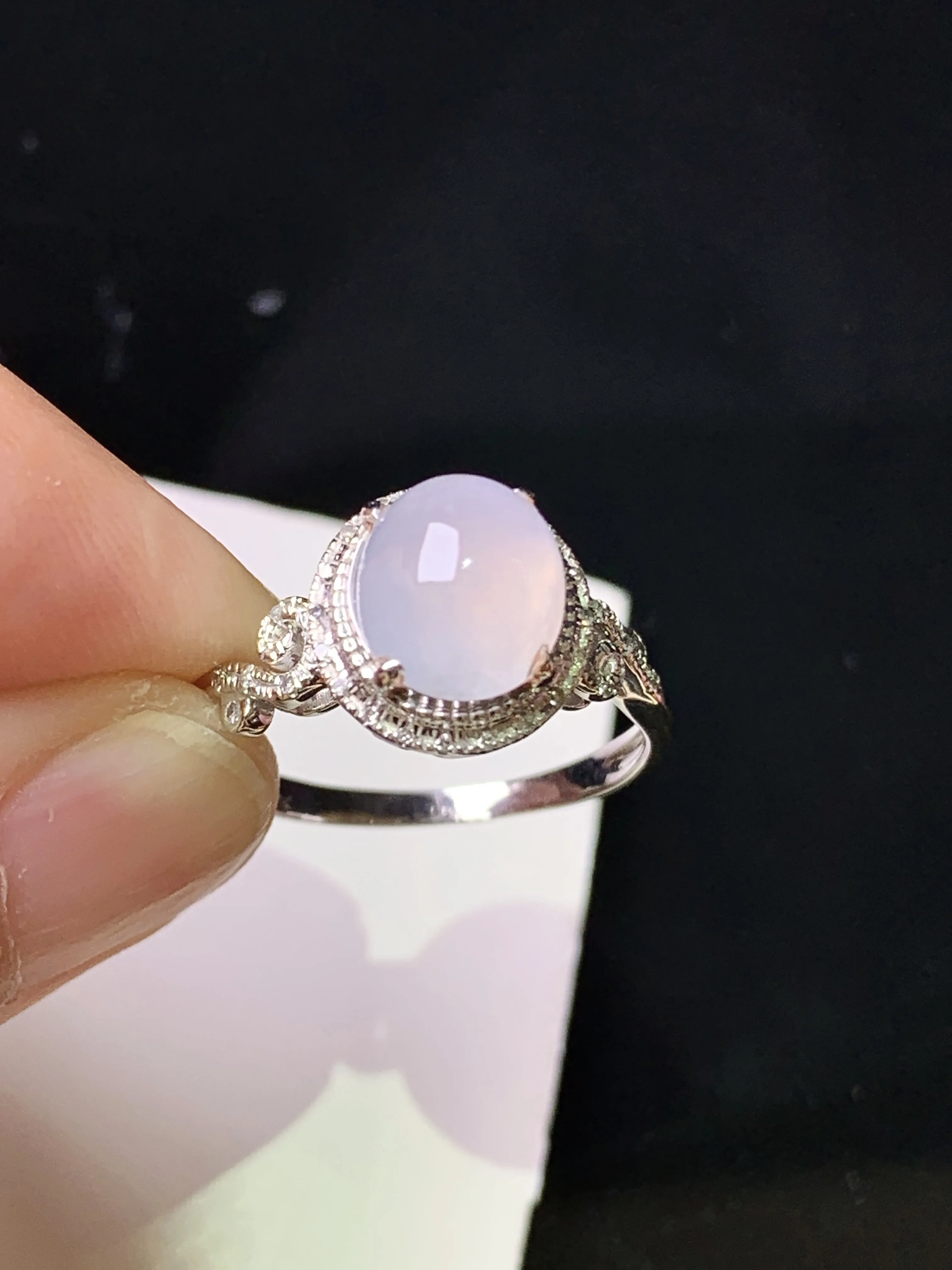 18k金钻镶嵌冰种蛋面戒指 玉质细腻 色泽艳丽清新 圈口14.5 整体尺寸10.5*10*9.8