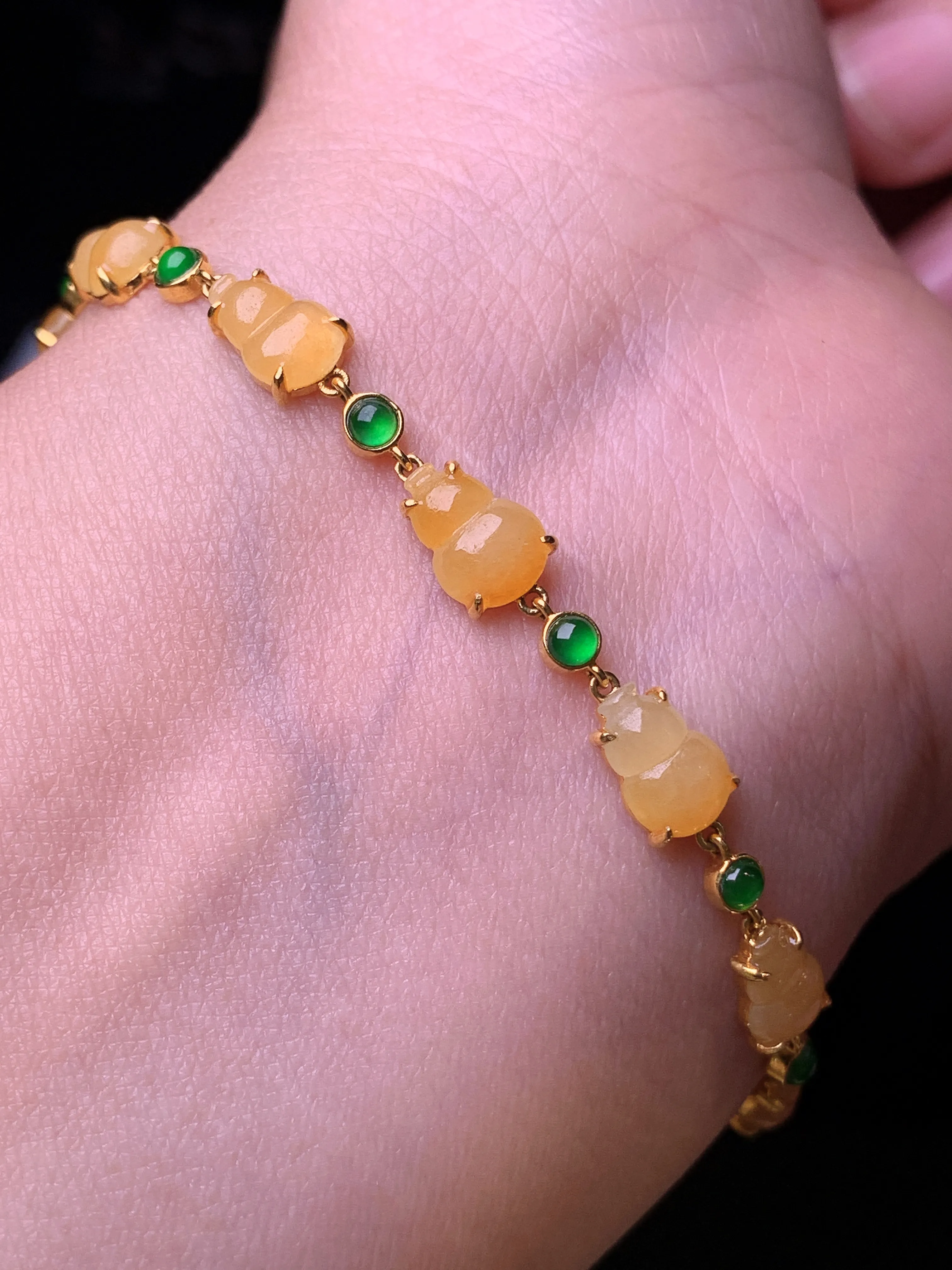 18k金镶嵌黄翡葫芦手链 玉质细腻 色泽艳丽清新 裸石尺寸7.8*5.6*2.5