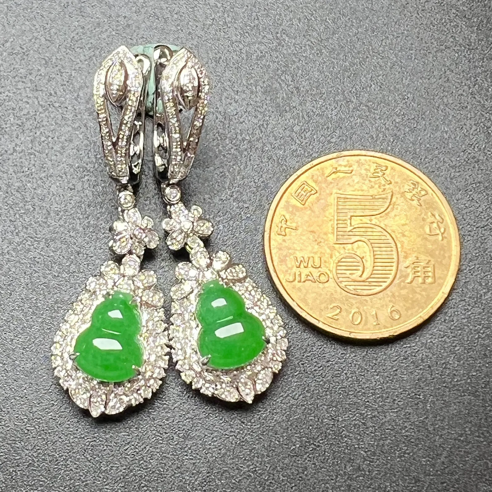 满绿葫芦耳坠整体尺寸38.6*12*7 裸石尺寸8.9*7*2.8