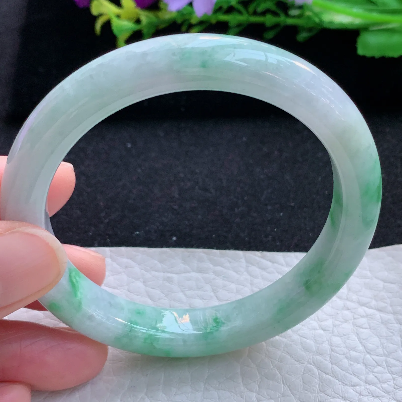 n自然光56*10.8*8.2平安镯 缅甸翡翠a货玉手镯飘绿宽边玉手环 美人镯