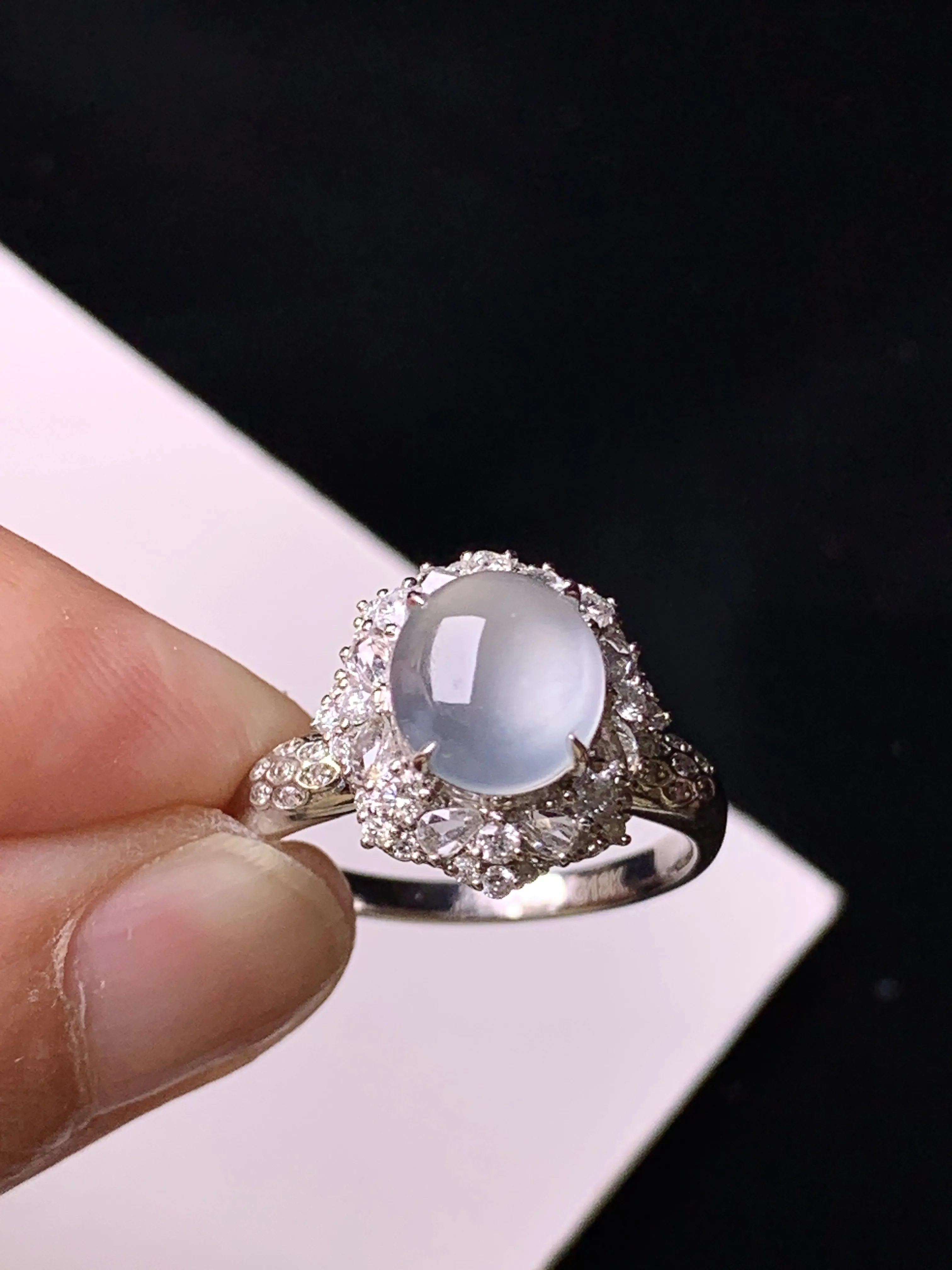 18k金钻镶嵌冰种蛋面戒指 玉质细腻 色泽清新艳丽 圈口14 整体尺寸13.3*12.8*10.8