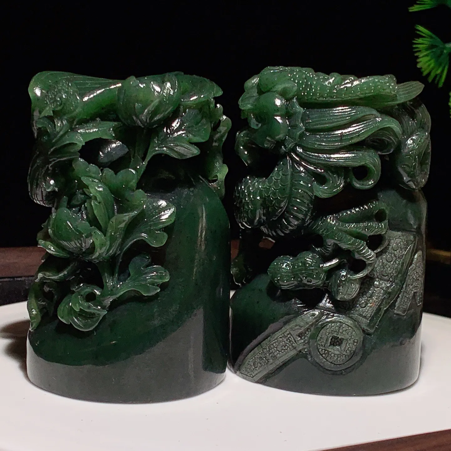 和田玉菠菜绿俄罗斯碧玉龙凤对印章摆件。龙尺寸86/55重460克。凤尺寸81/56重398克。玉质细腻油润。手推出油。品相大气。lt251120
