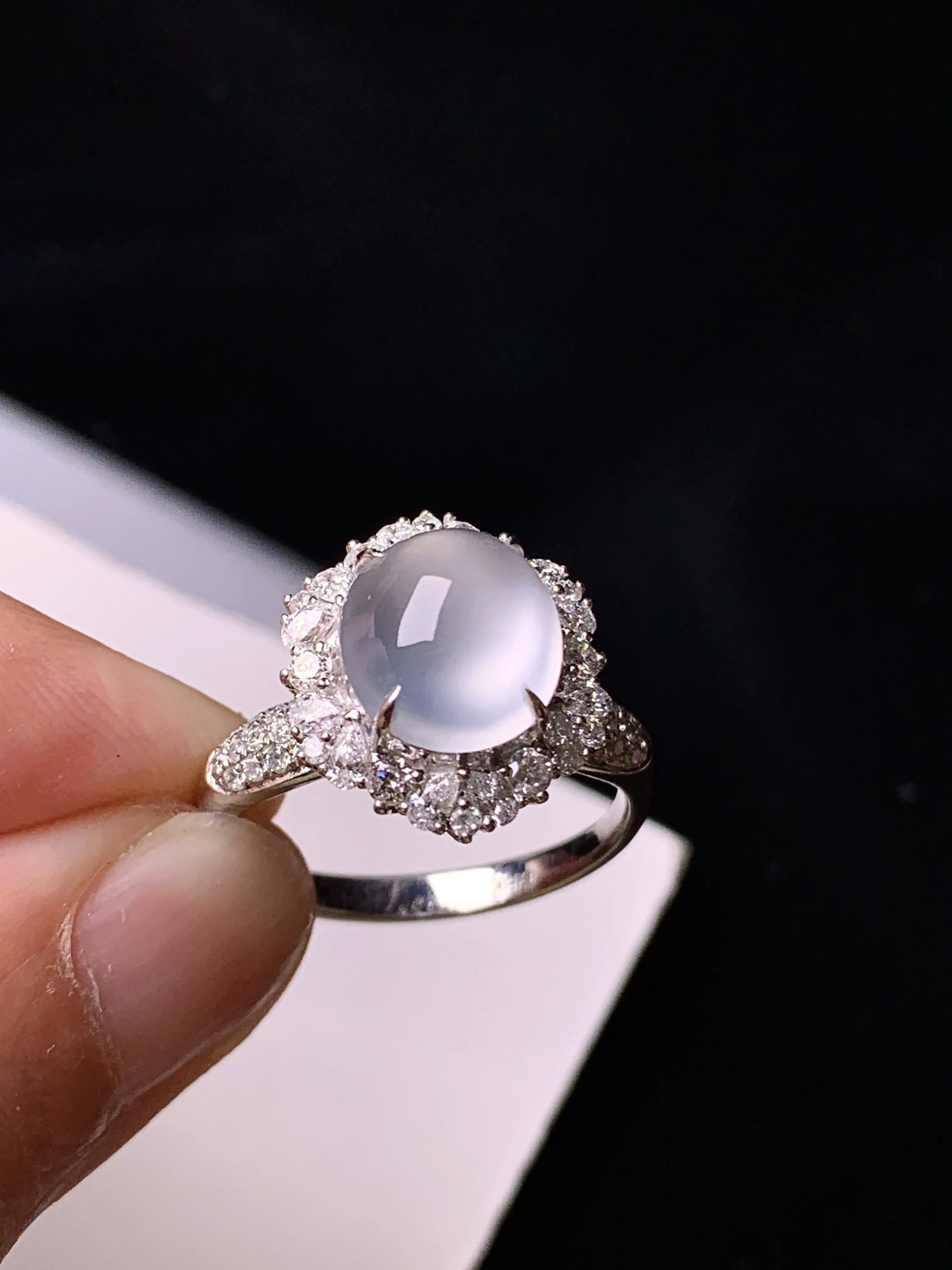 18k金钻镶嵌冰种蛋面戒指 玉质细腻 色泽清新艳丽 圈口14 整体尺寸15*13*10.8