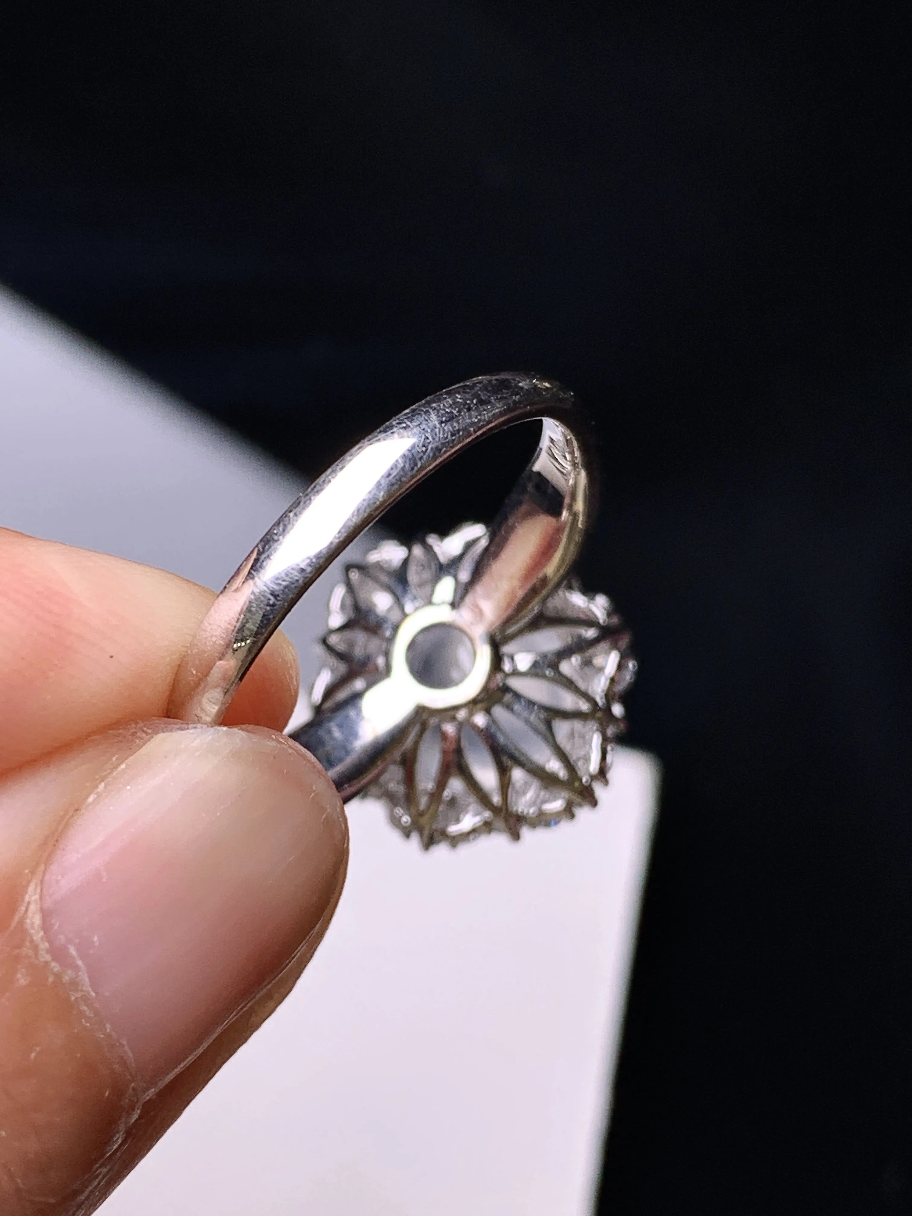 18k金钻镶嵌冰种蛋面戒指 玉质细腻 色泽清新艳丽 圈口14 整体尺寸15*13*10.8