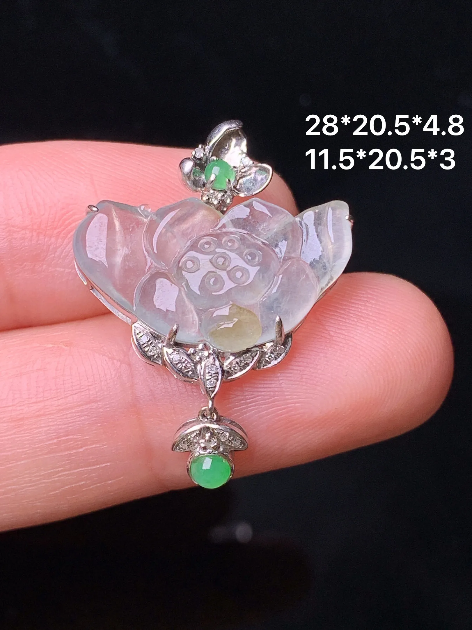 18k金钻镶嵌冰种莲花吊坠 玉质细腻 色泽艳丽清新 整体尺寸28*20.5*4.8