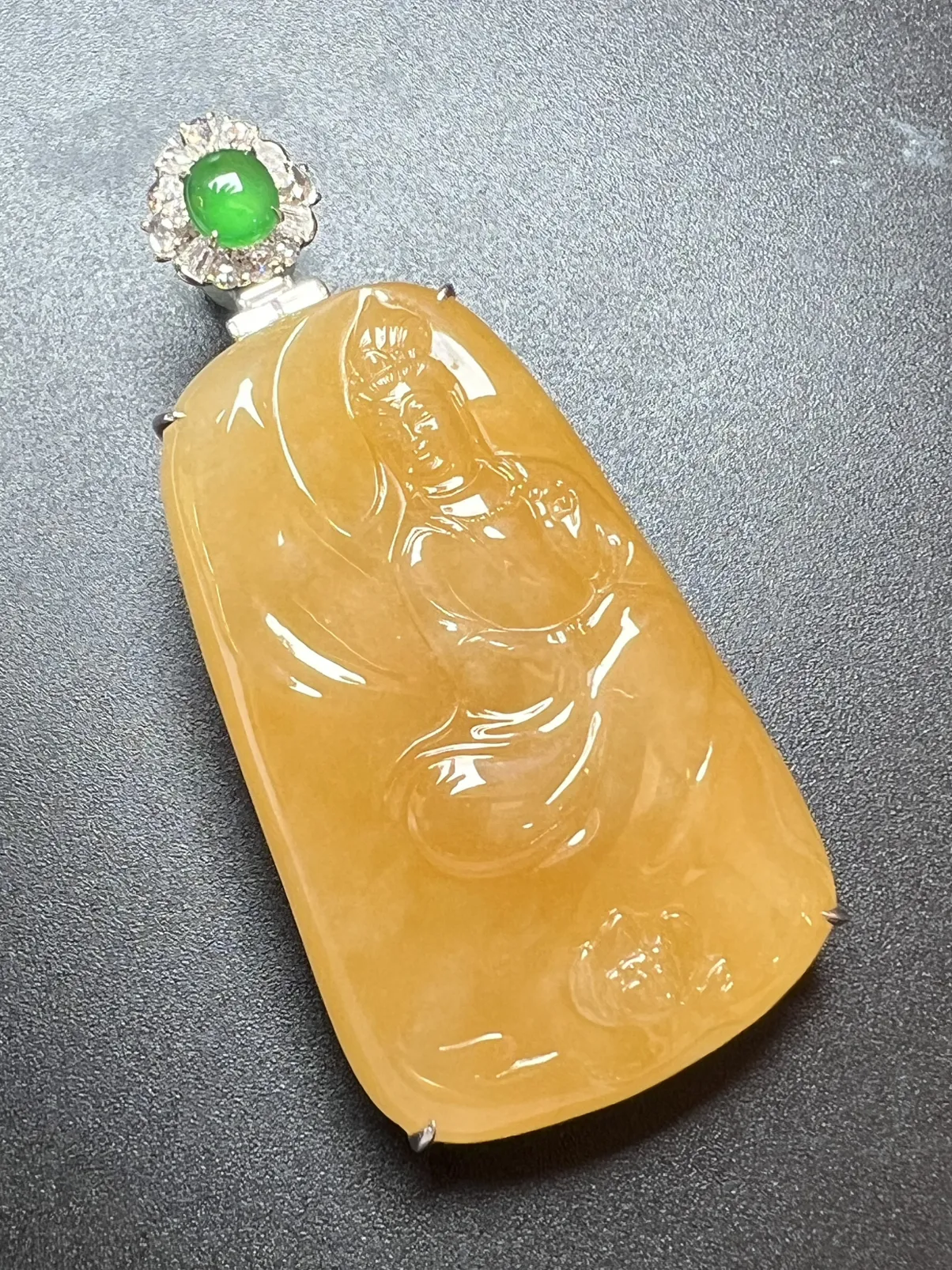 翡翠糯化种黄色吊坠