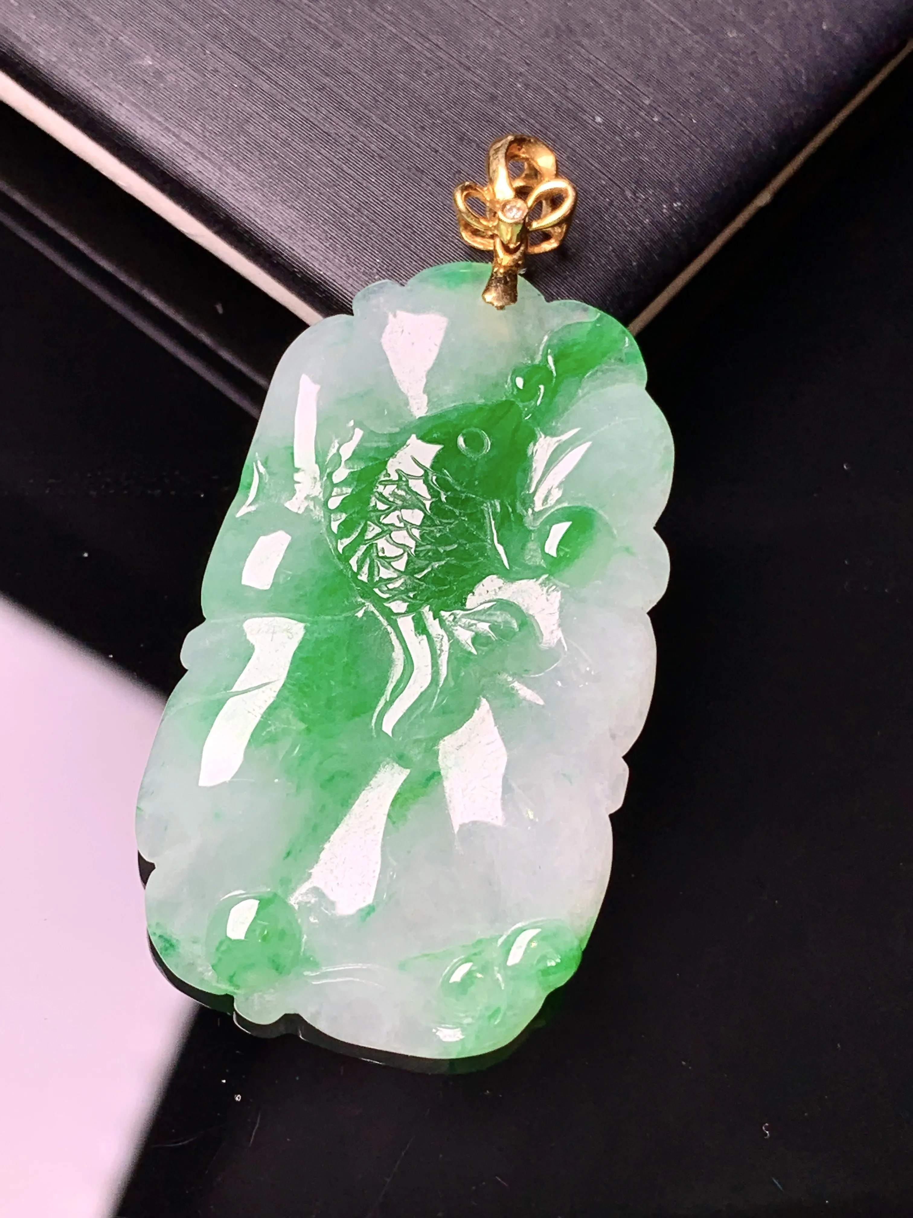 18k金镶嵌飘绿荷叶鱼吊坠 玉质细腻 色泽清新艳丽 整体尺寸44.8*22*3.5