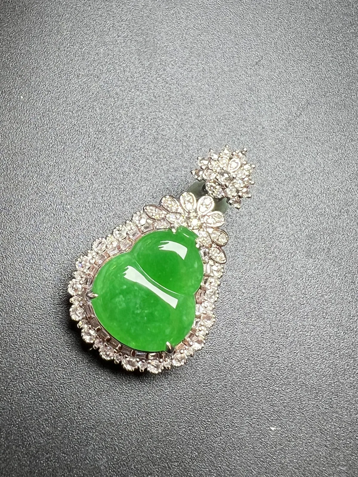 满色葫芦整体尺寸33.5*20.1*10.9 裸石尺寸16.5*13.5*2.8