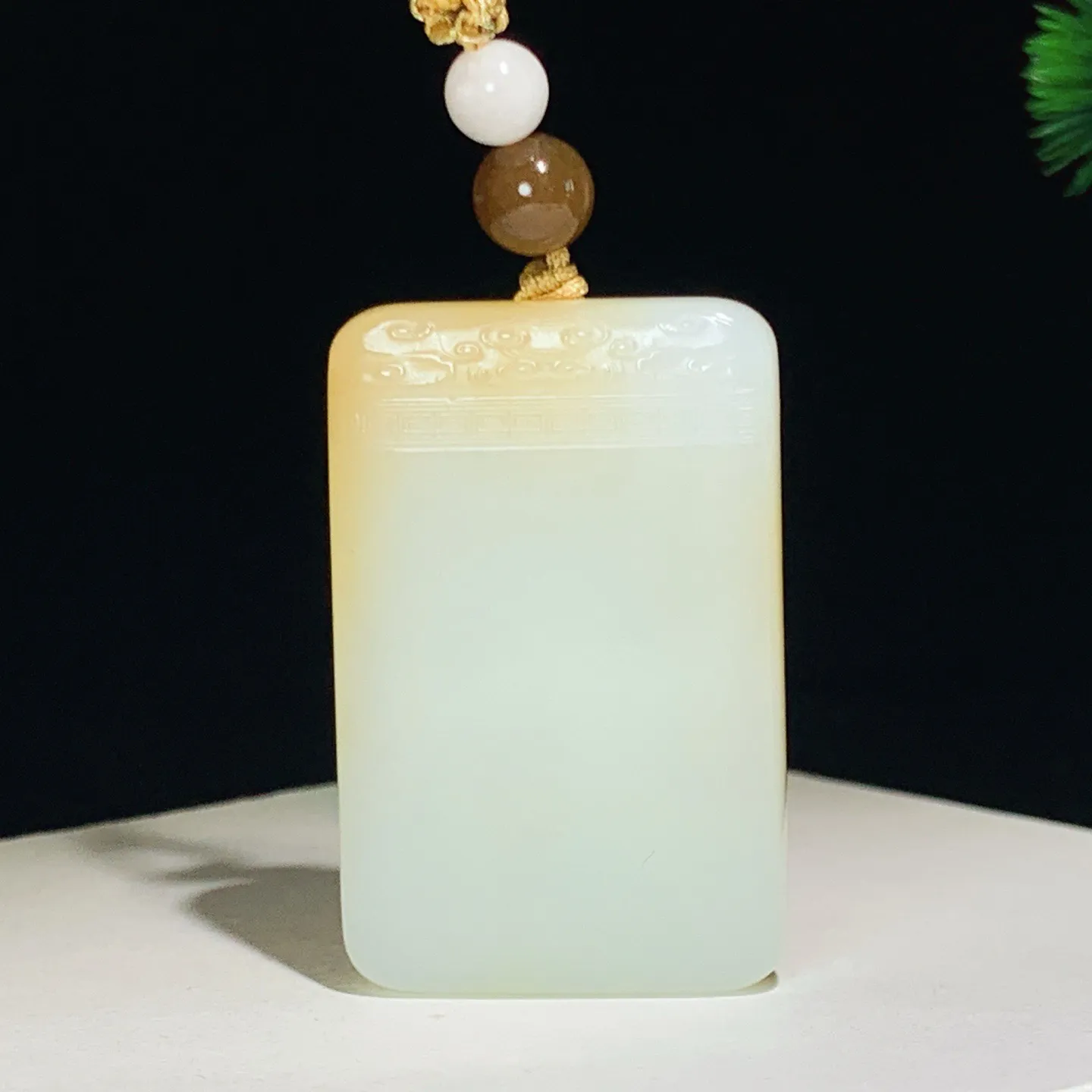 新疆和田玉且末糖平安无事牌挂件。尺寸46/30/9重37.7克。玉质细腻油润。手推出油。品相大气。 lt250923