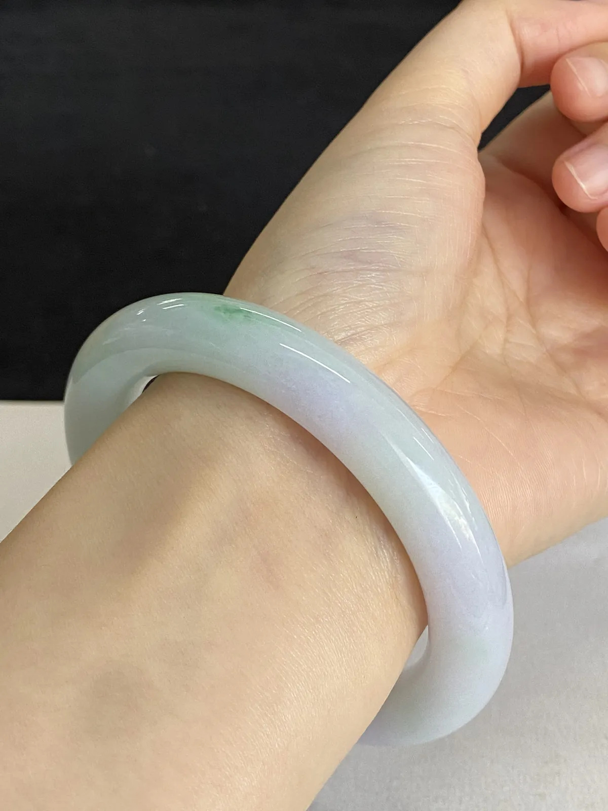 圆镯59.6圈口，翡翠糯化种飘绿手镯