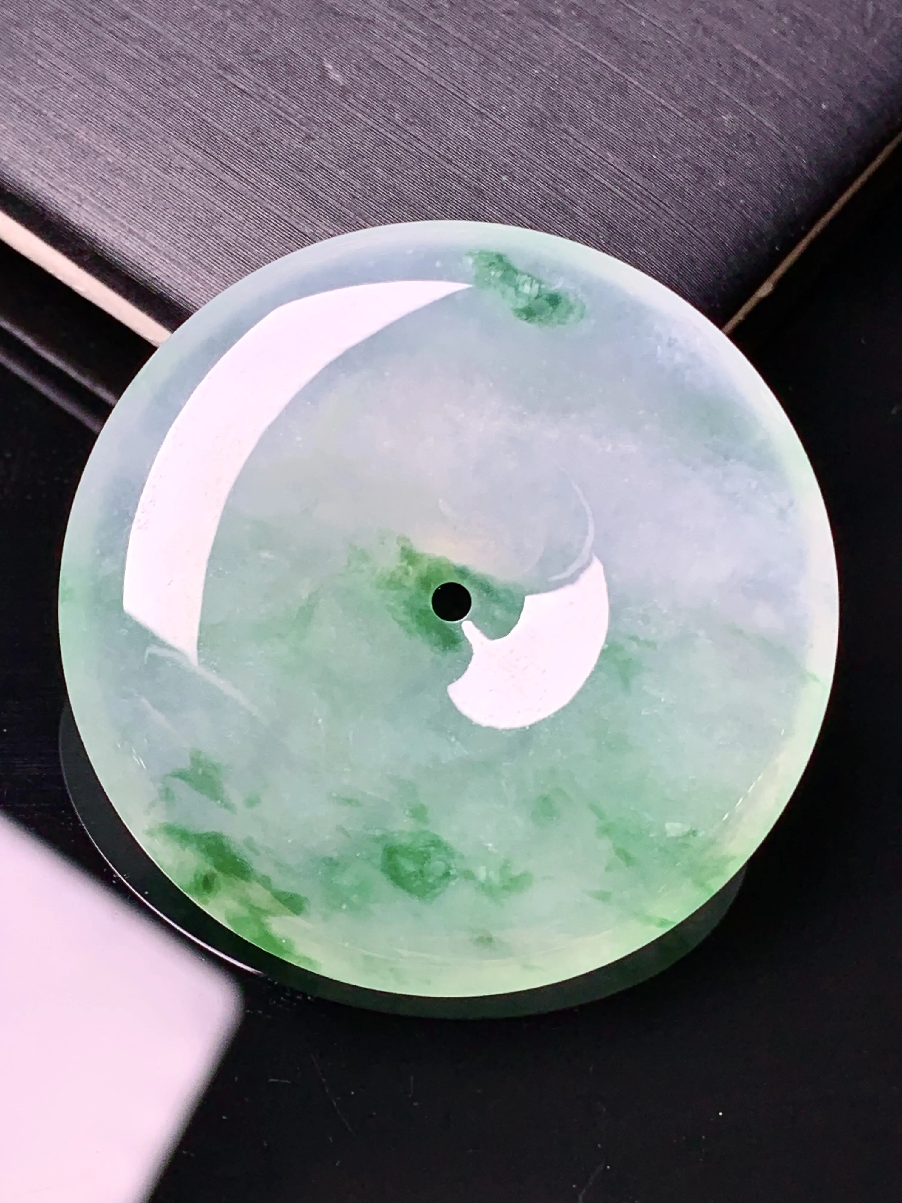 冰种飘绿平安扣吊坠 玉质细腻 色泽清新艳丽 整体尺寸34.3*5.6