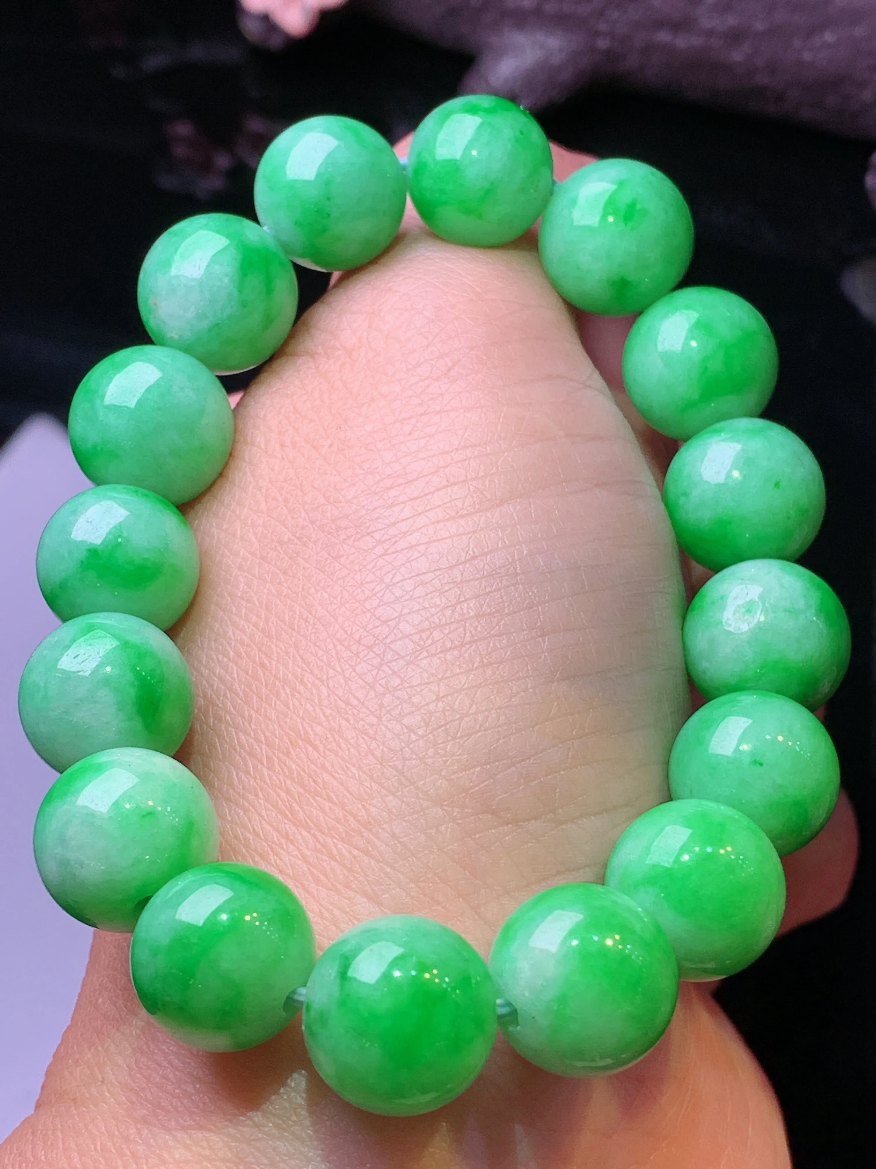 果绿圆珠手链 玉质细腻 色泽清新艳丽 整体尺寸12.2