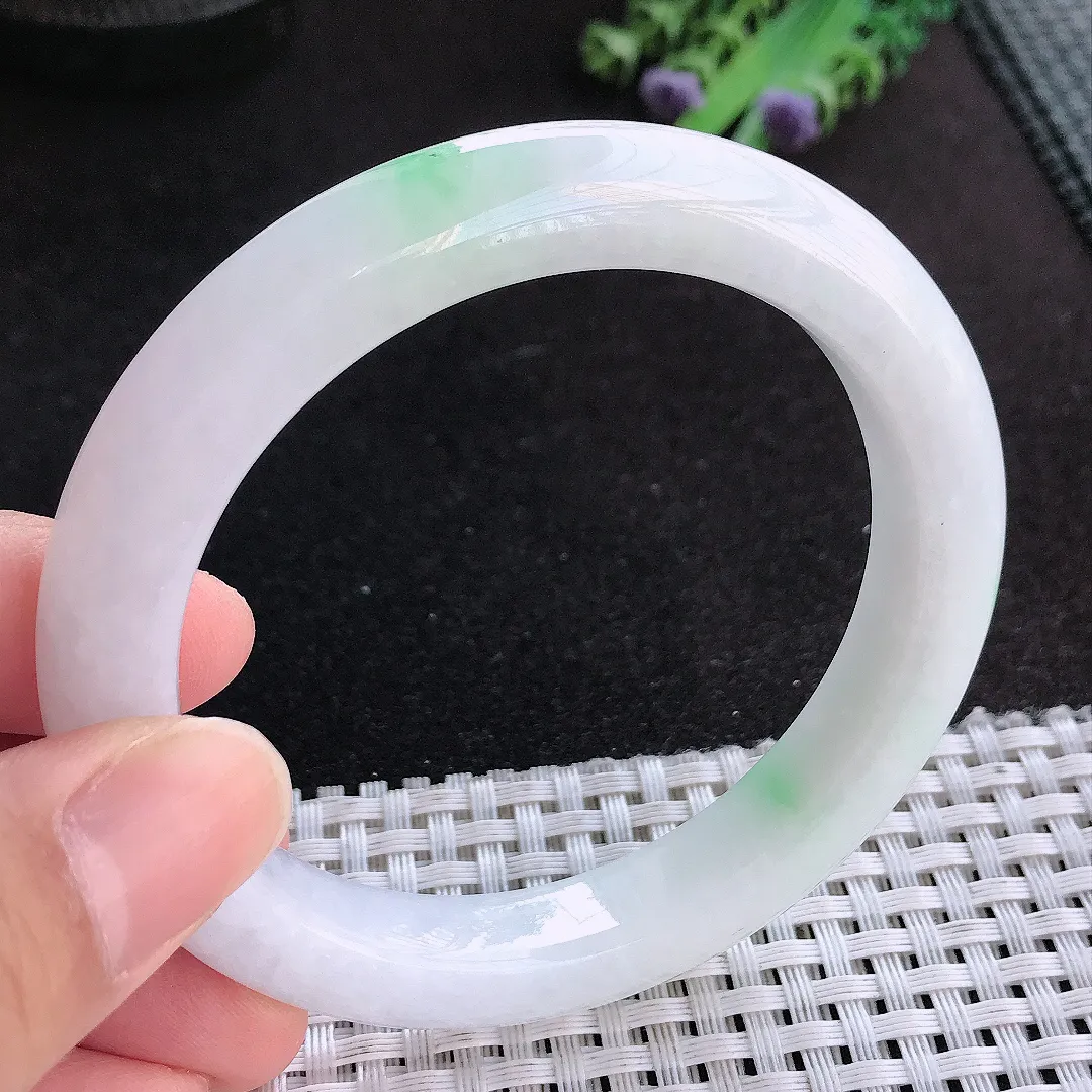 天然a货翡翠58/10.7/9.2老坑温润白底青飘绿手镯宽边玉手镯