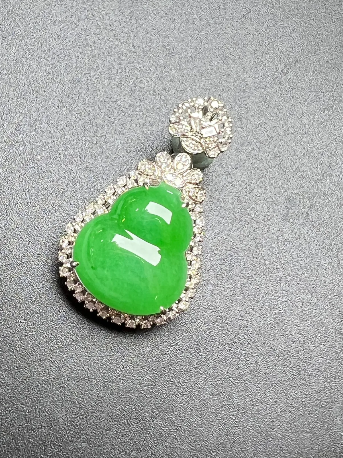 满绿葫芦品相好、饱满，整体尺寸32*19*10.6 裸石尺寸17.3*15*5