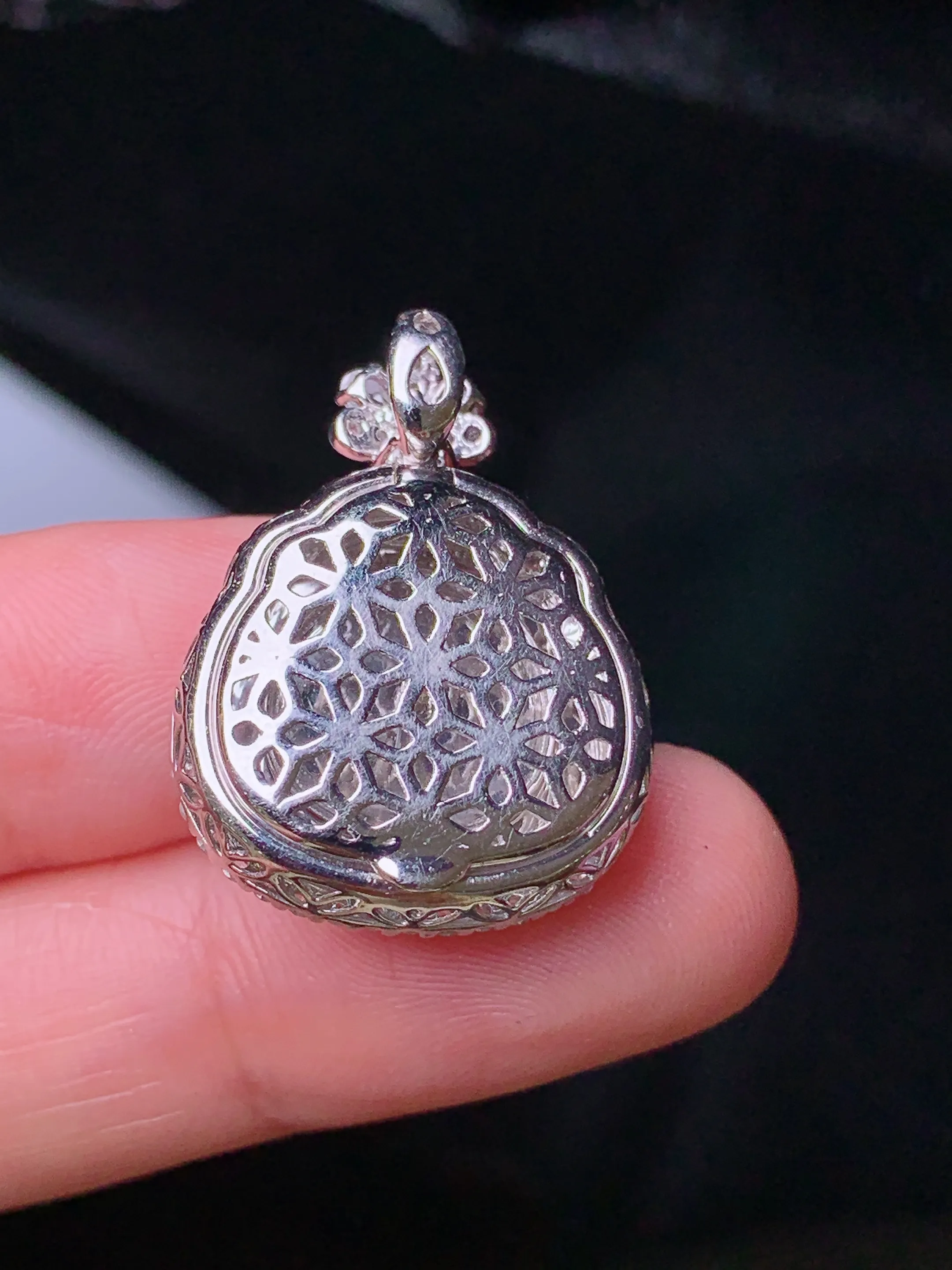 18k金钻镶嵌冰种财神吊坠 玉质细腻 色泽清新艳丽 整体尺寸26*19*9.3