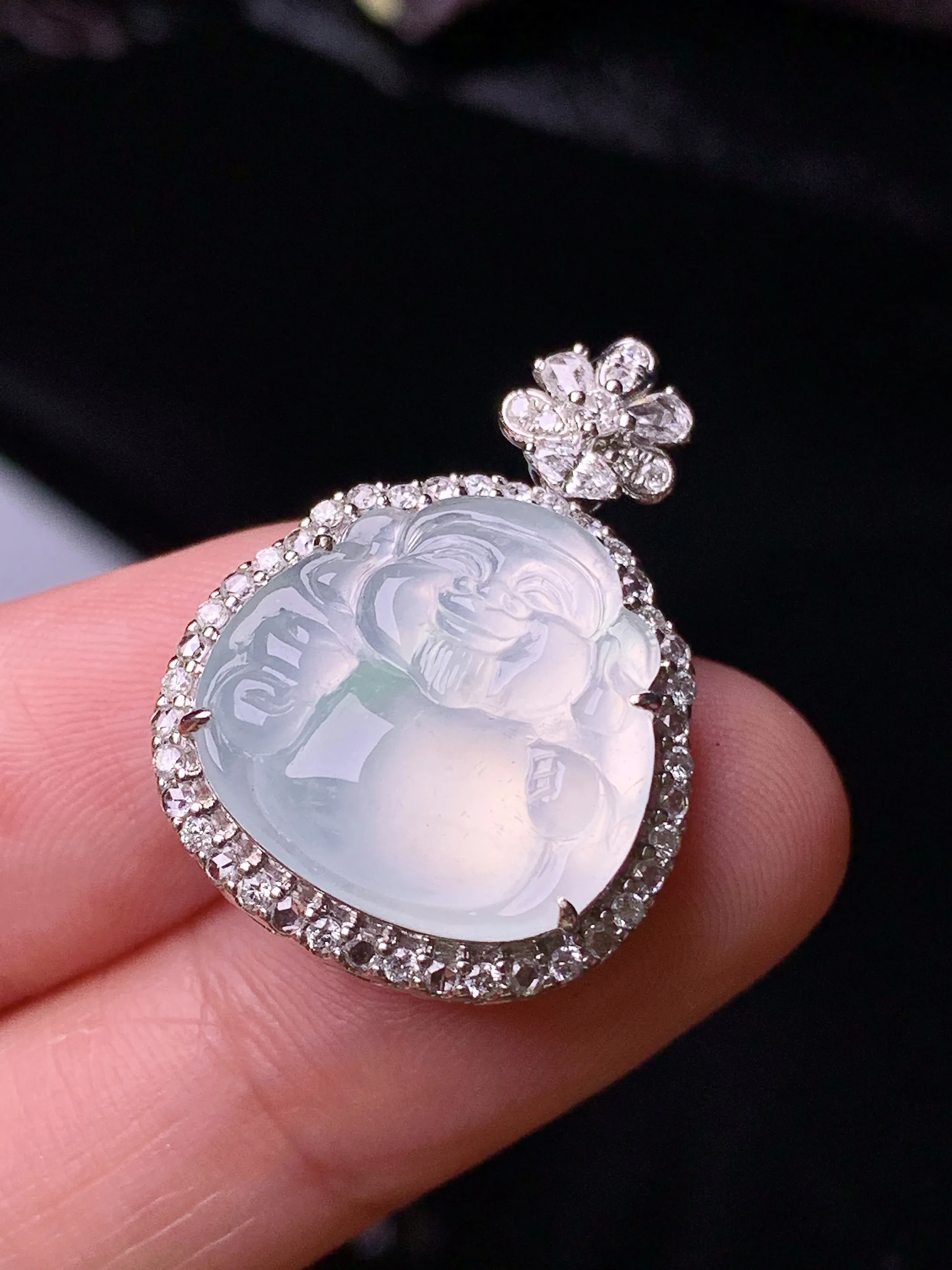 18k金钻镶嵌冰种财神吊坠 玉质细腻 色泽清新艳丽 整体尺寸26*19*9.3