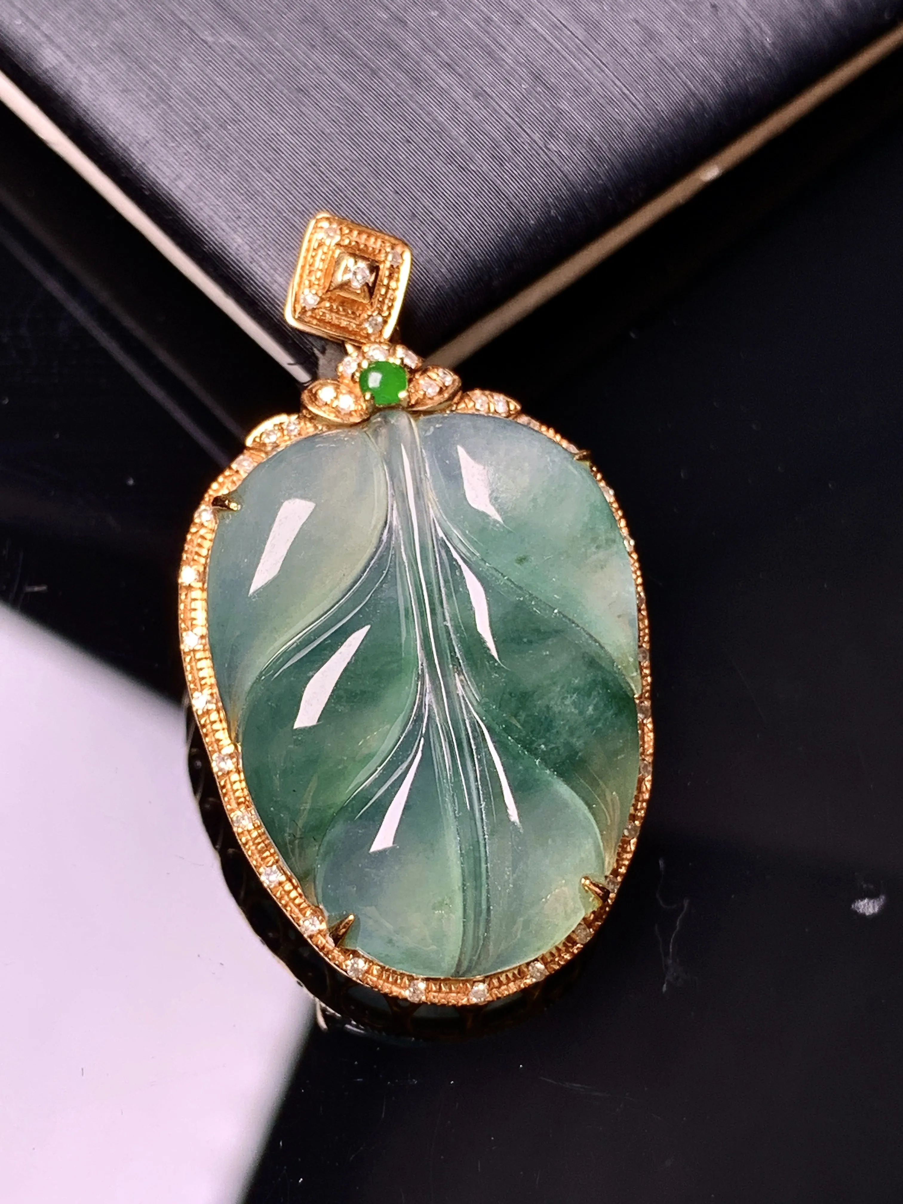 18k金钻镶嵌飘绿树叶吊坠 玉质细腻 色泽艳丽清新 整体尺寸33.2*19.2*6.6