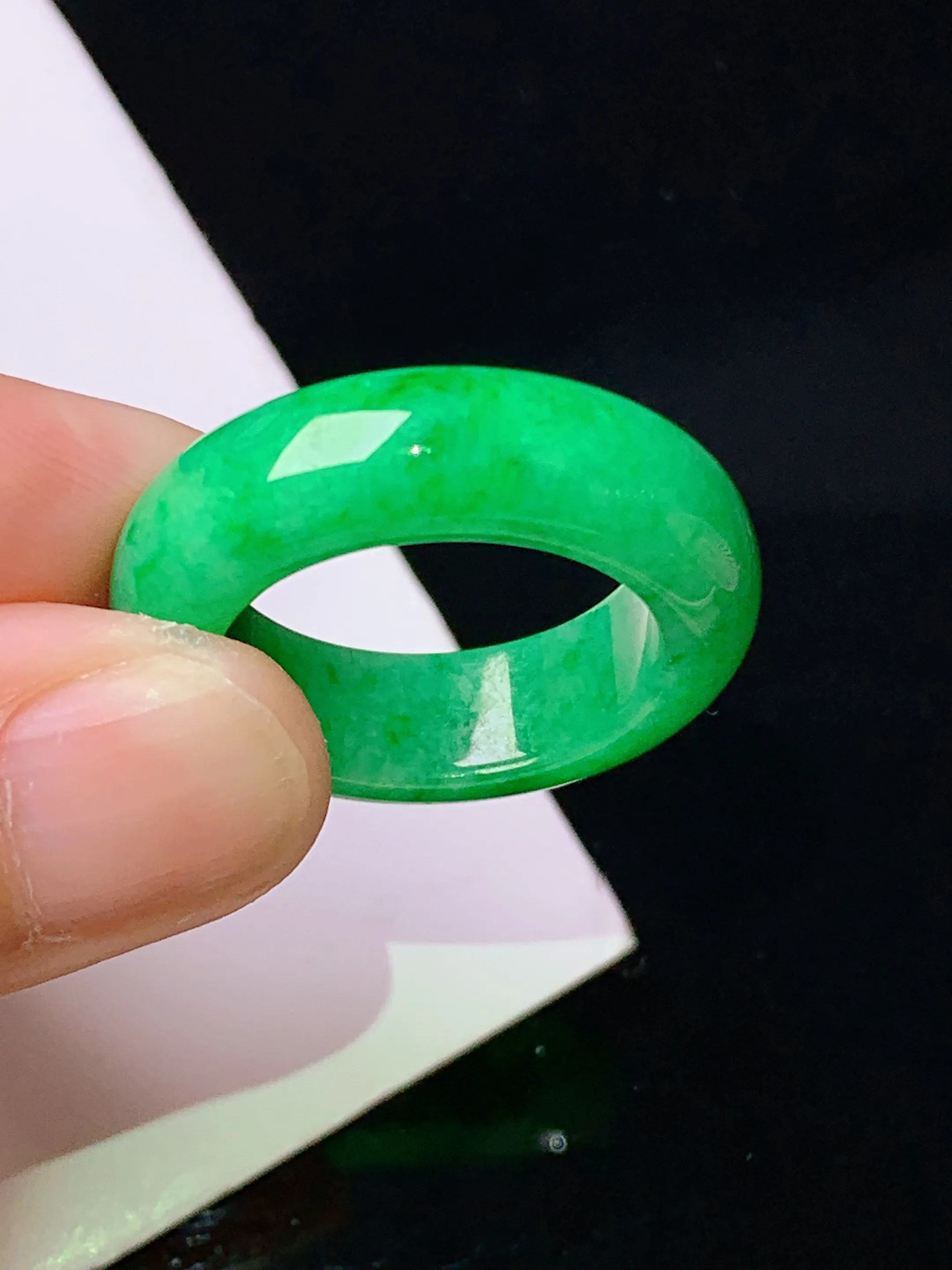 翠绿指环 玉质细腻 色泽艳丽清新 圈口15.5 整体尺寸26.2*6.7*4.3