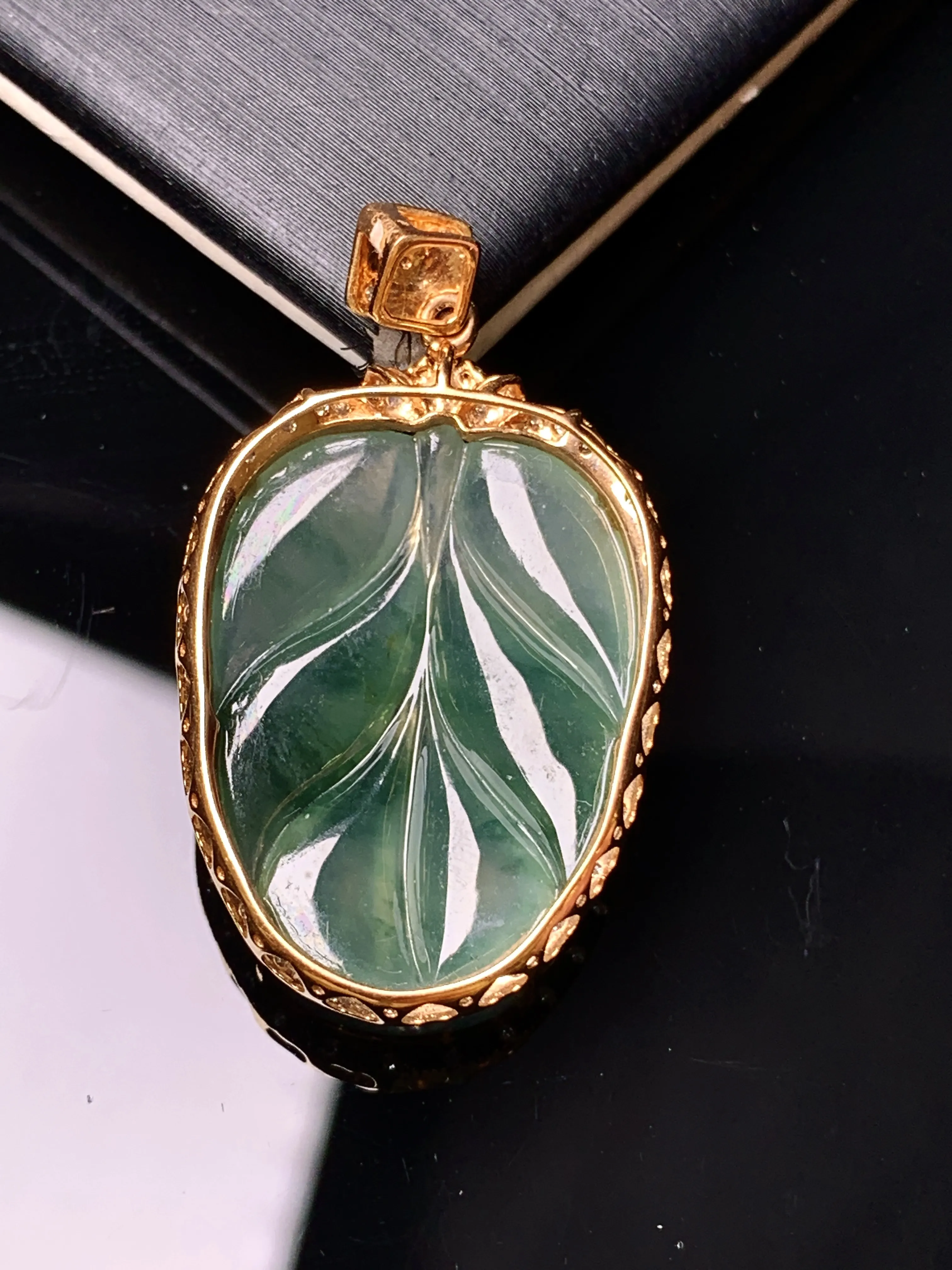 18k金钻镶嵌飘绿树叶吊坠 玉质细腻 色泽艳丽清新 整体尺寸33.2*19.2*6.6