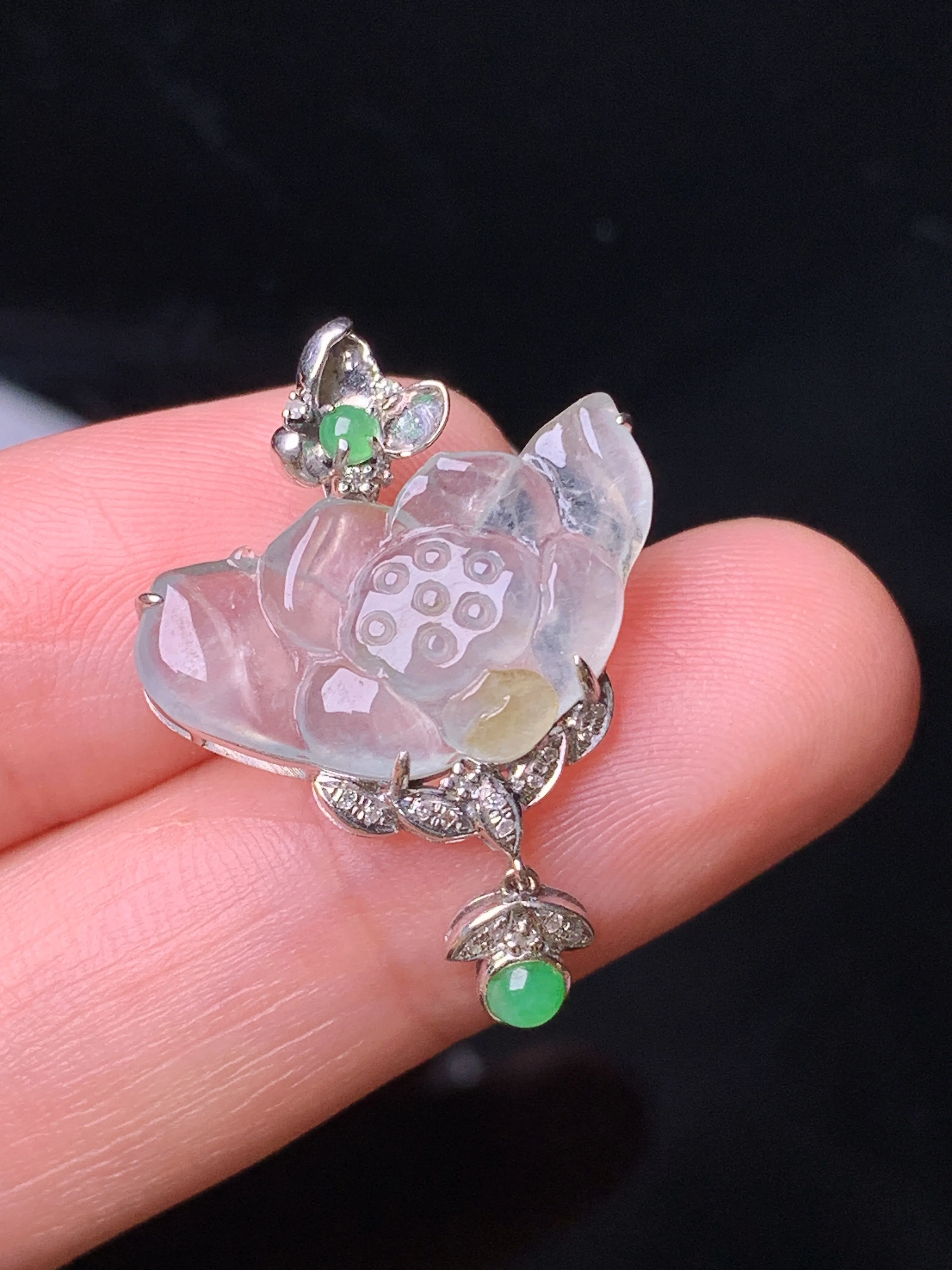 18k金钻镶嵌冰种莲花吊坠 玉质细腻 色泽艳丽清新 整体尺寸28*20.5*4.8