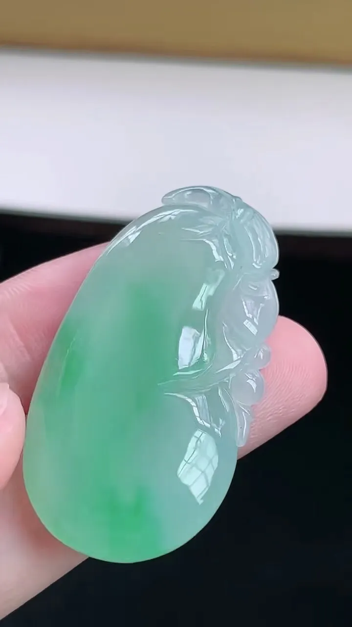 【翡翠名称】老坑种冰飘绿福瓜吊坠
【翡翠尺寸】40.6/21.5/5.5mm
【翡翠描述】宝贝种老水