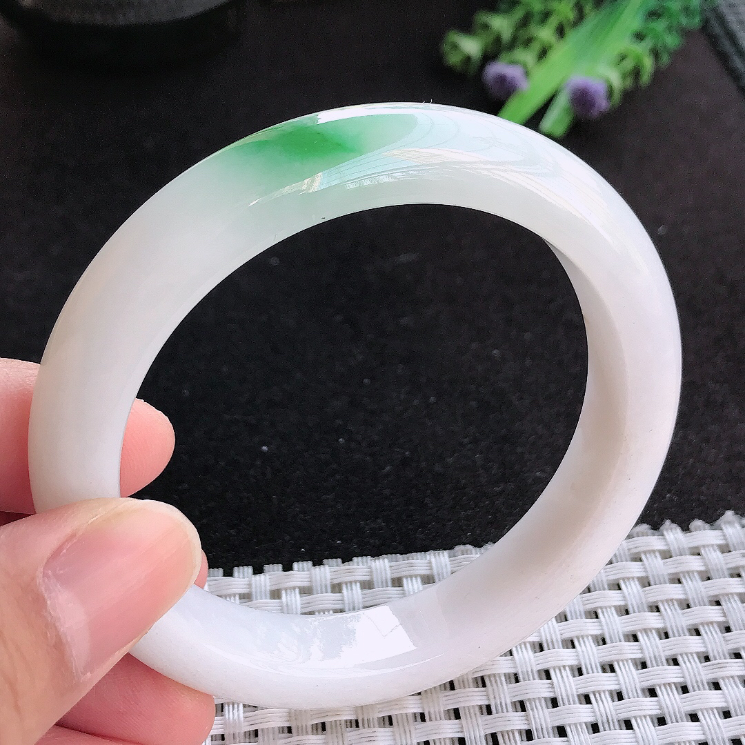 天然a货翡翠57/12.1/9老坑精美温润飘绿手镯宽边玉手镯