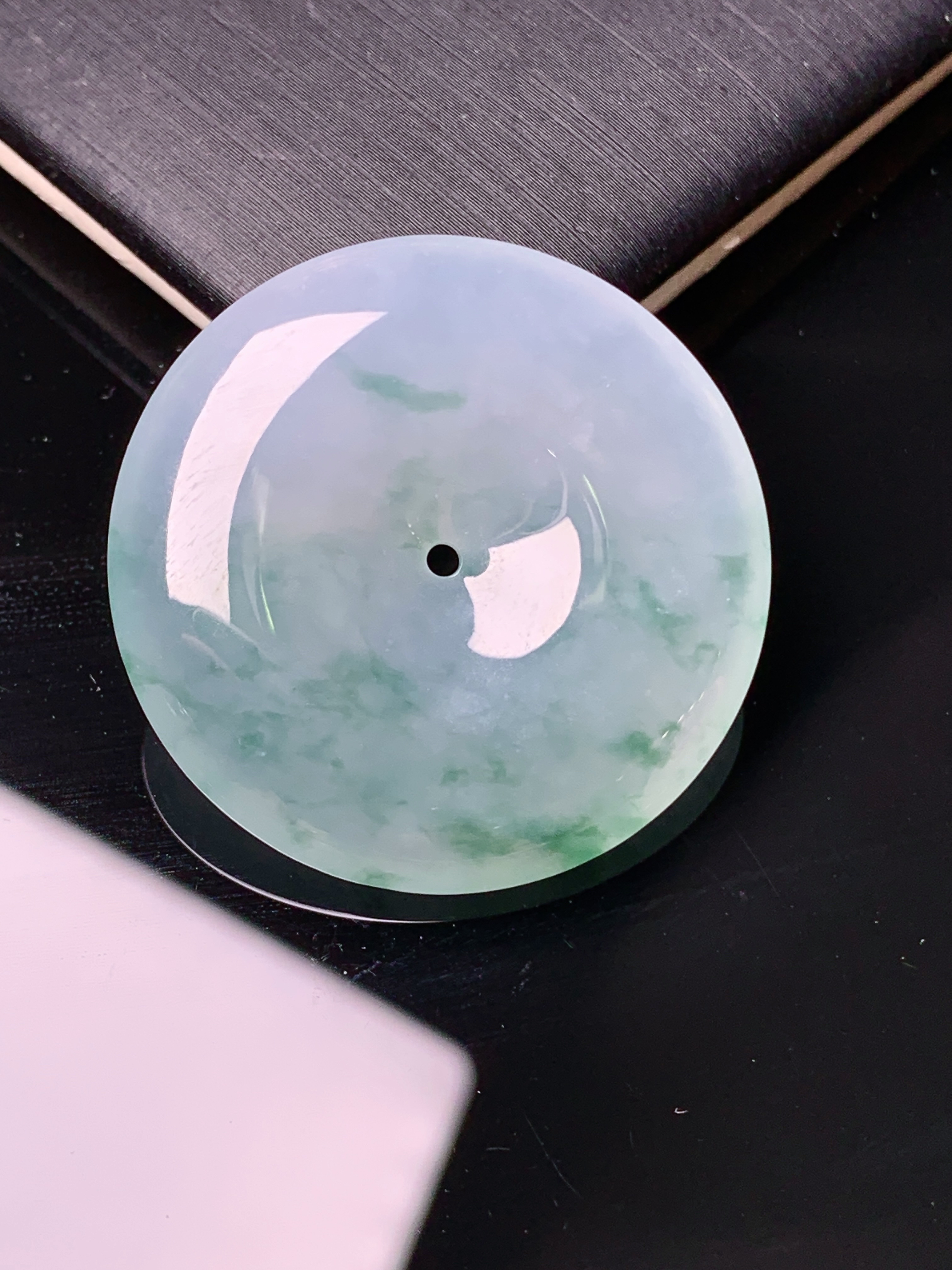 冰种飘绿平安扣吊坠 玉质细腻 色泽清新艳丽 整体尺寸29.8*5.7