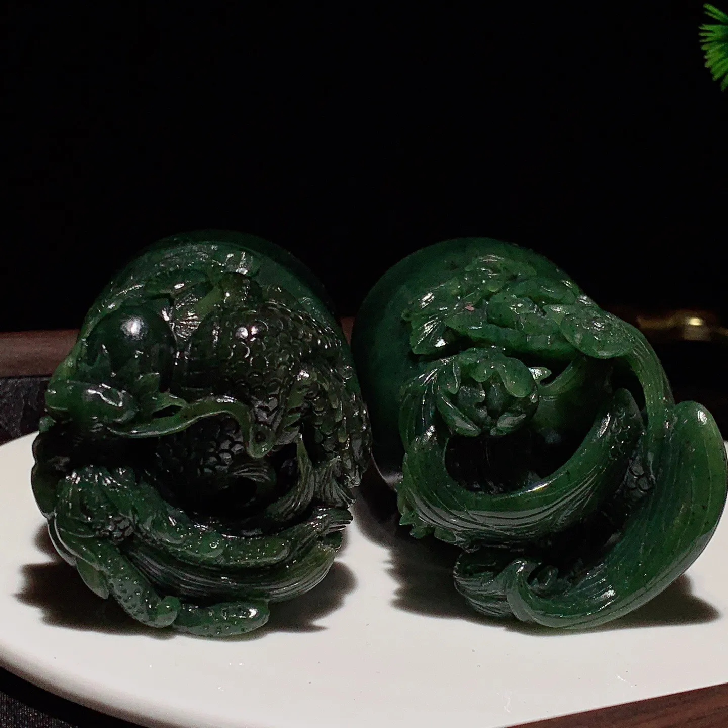 和田玉菠菜绿俄罗斯碧玉龙凤对印章摆件。龙尺寸86/55重460克。凤尺寸81/56重398克。玉质细腻油润。手推出油。品相大气。lt251120