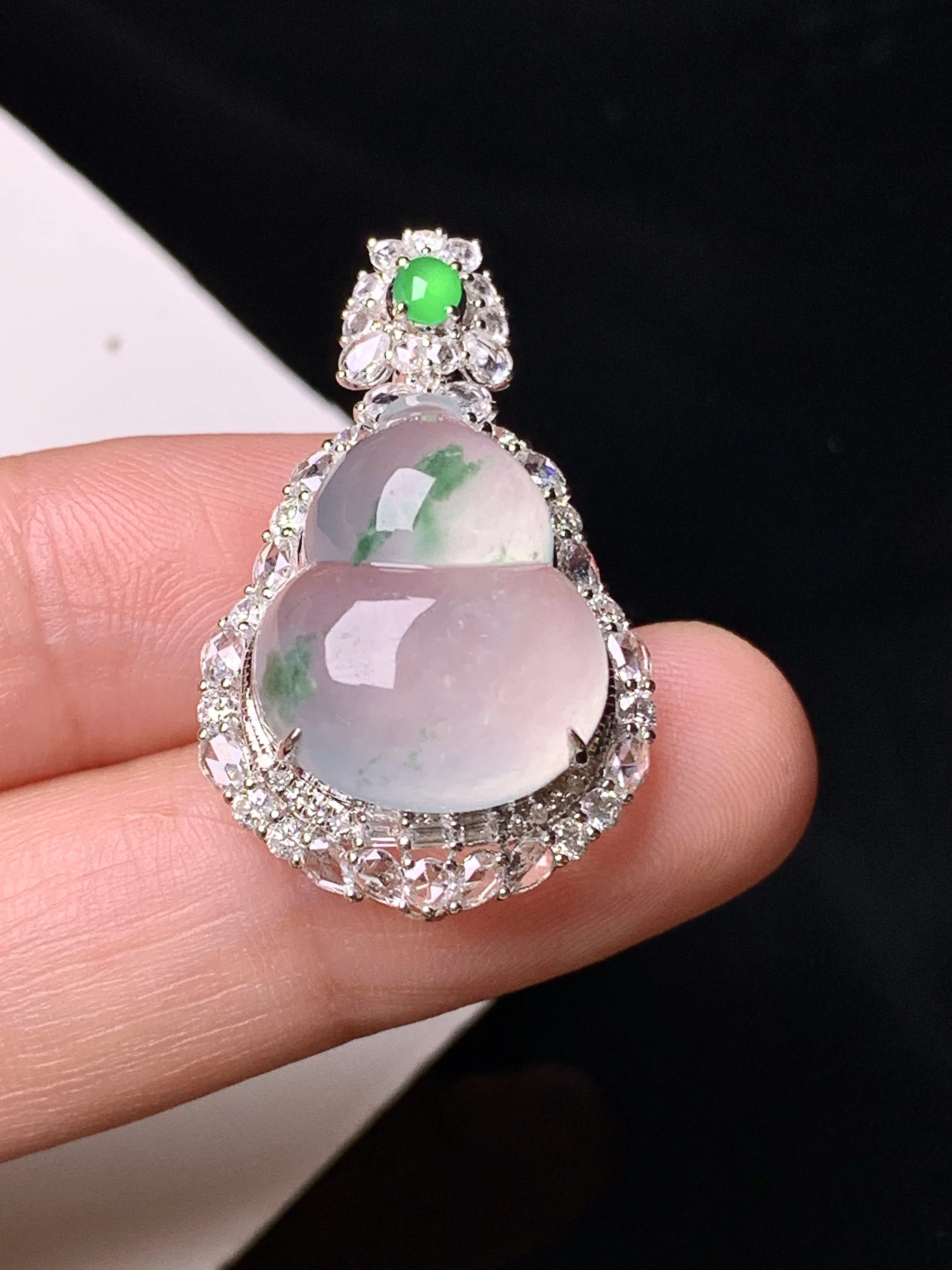 18k金钻镶嵌冰种葫芦吊坠 玉质细腻 色泽清新艳丽 整体尺寸31*19*12.2