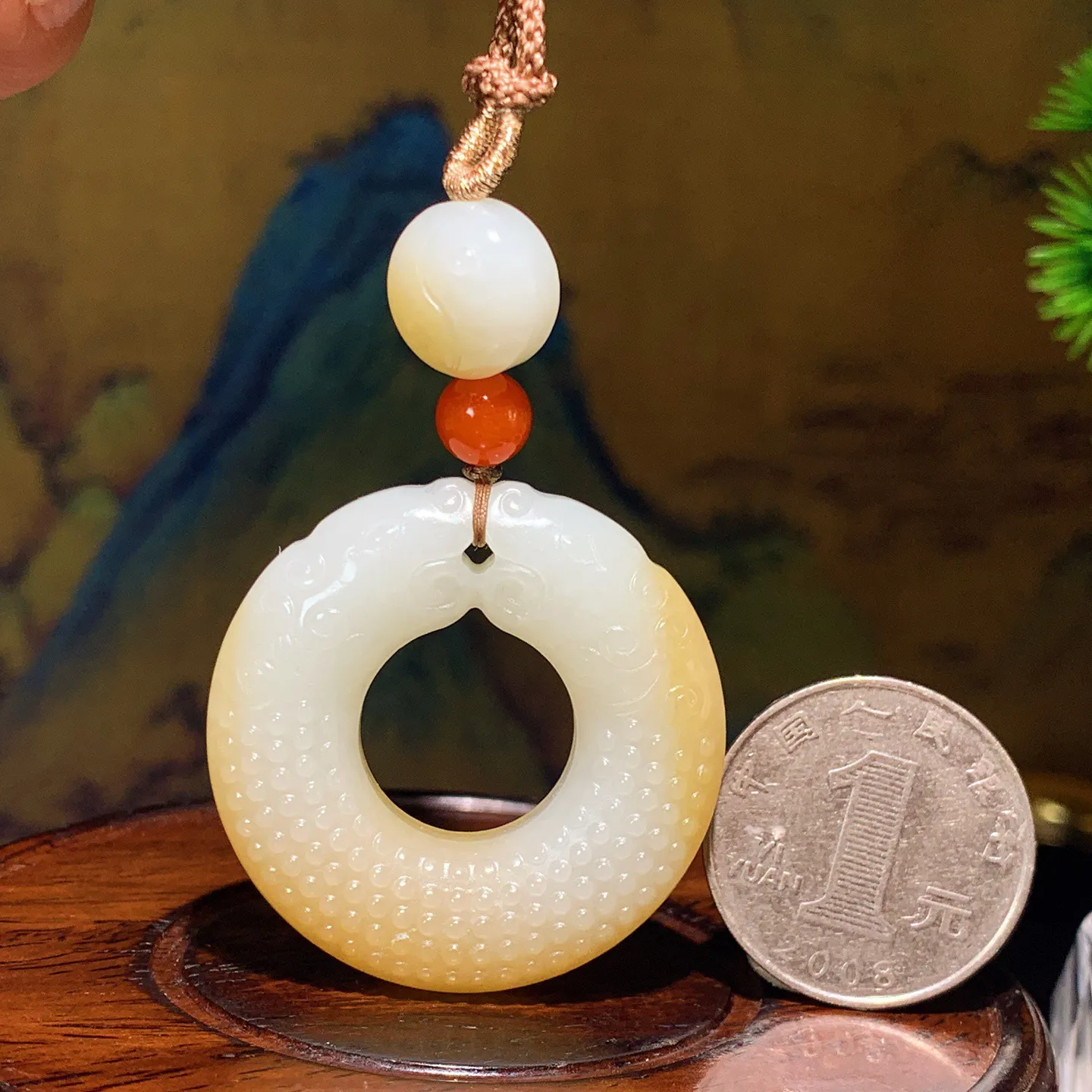 新疆和田玉且末糖双龙守护挂件。尺寸38/11重27克。玉质细腻油润。手推出油。品相大气。lt251125