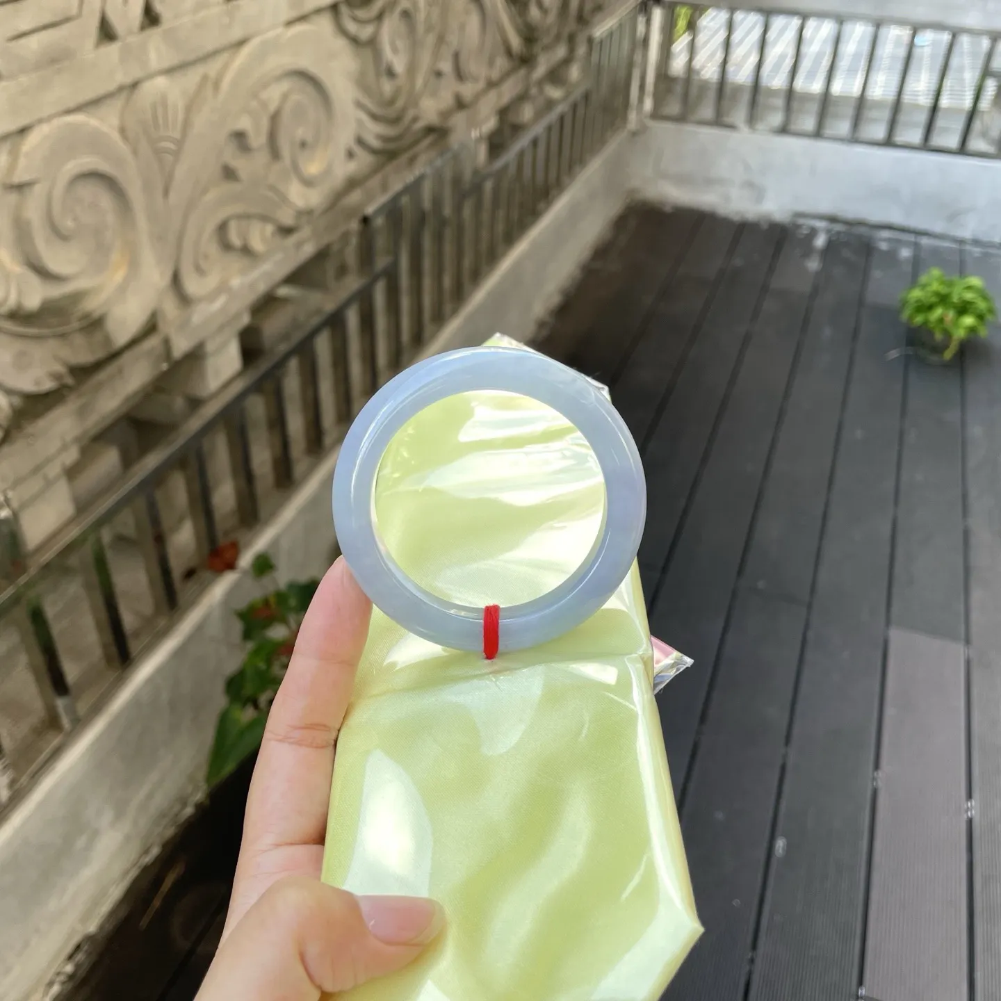 55圈口️
茄紫，浅淡的色泽如晨曦中氤氲的烟岚，温润通透，静静卧于掌心，仿佛藏着一段温婉含蓄的时光秘语