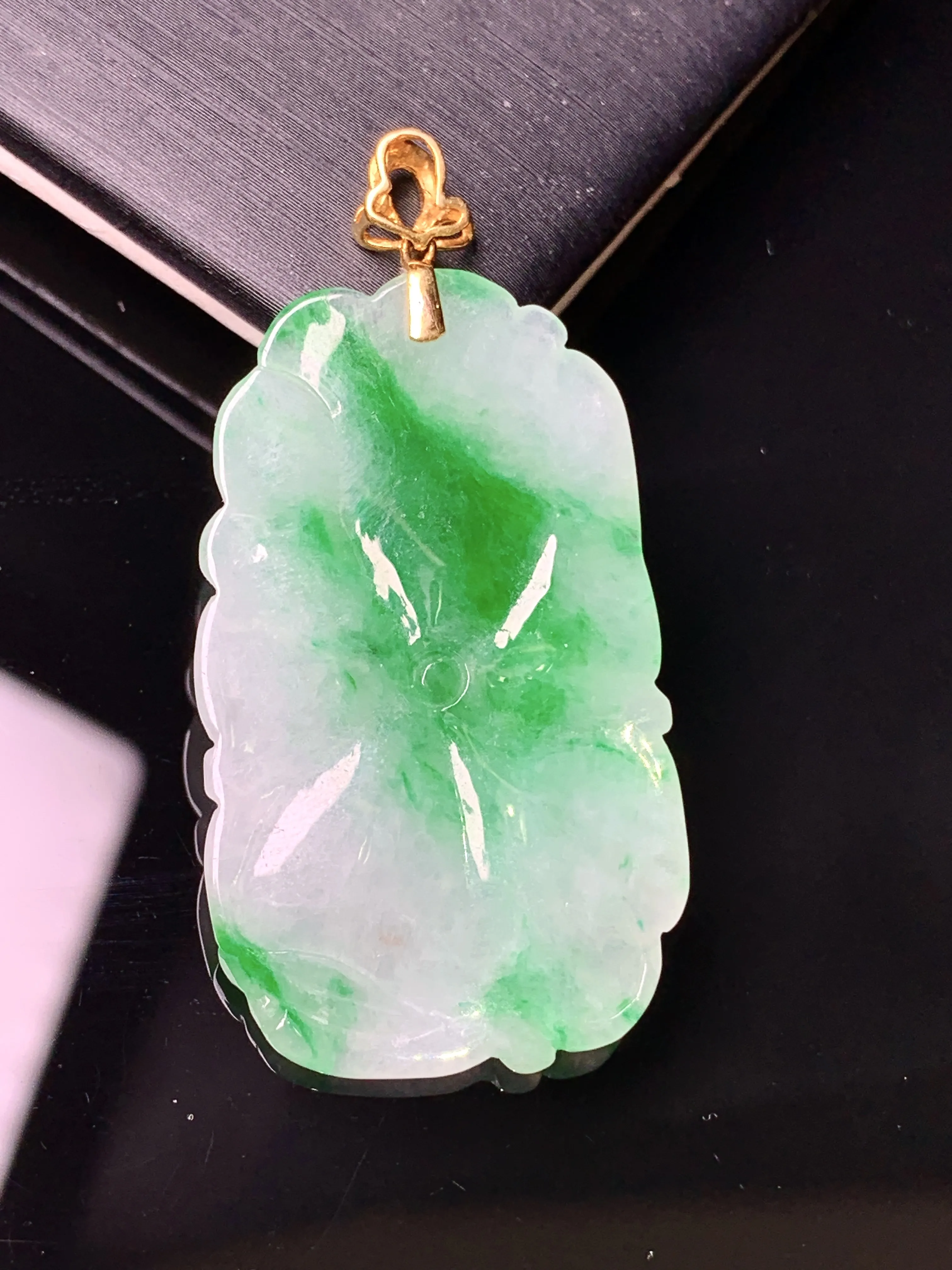 18k金镶嵌飘绿荷叶鱼吊坠 玉质细腻 色泽清新艳丽 整体尺寸44.8*22*3.5
