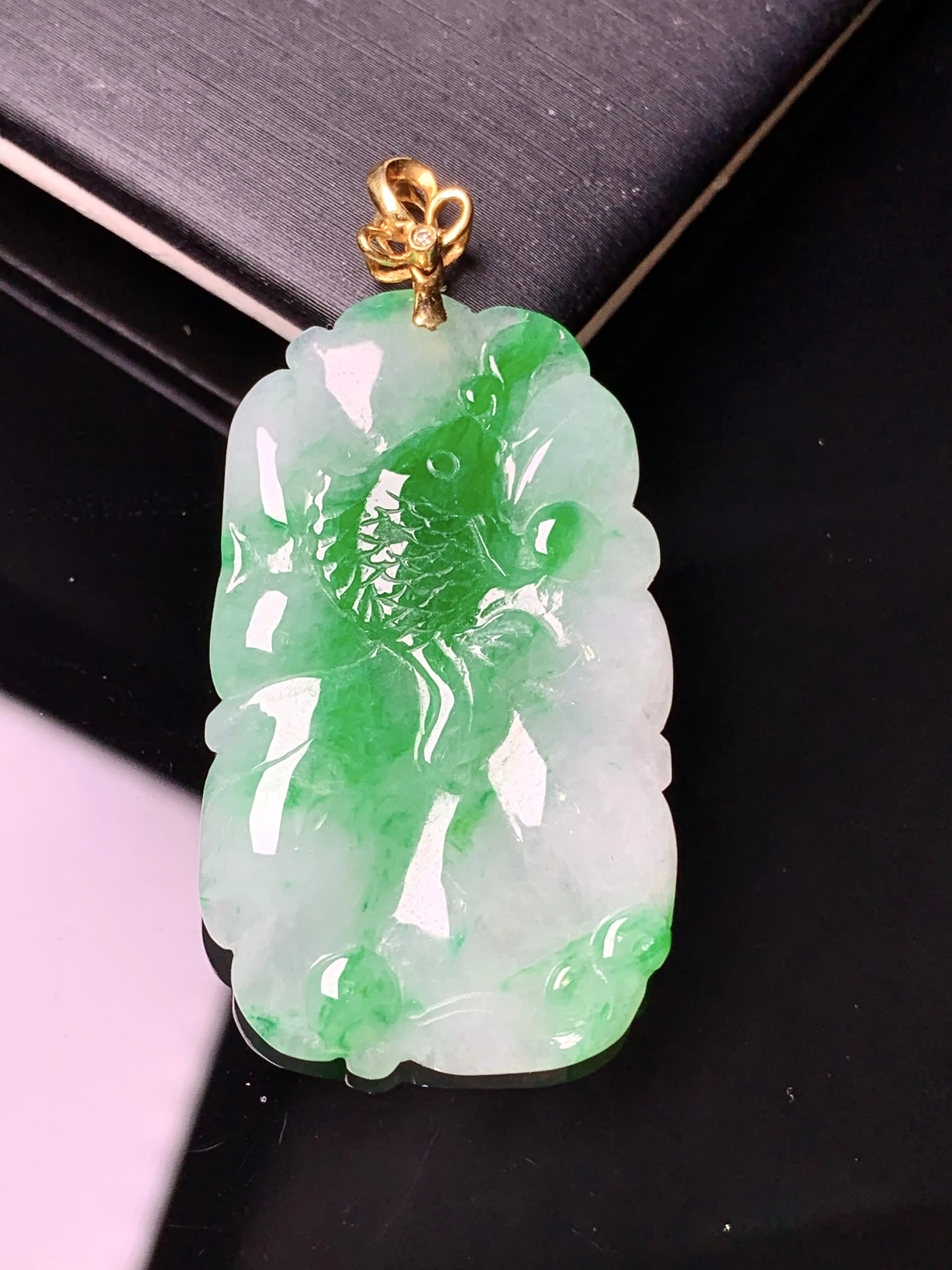 18k金镶嵌飘绿荷叶鱼吊坠 玉质细腻 色泽清新艳丽 整体尺寸44.8*22*3.5