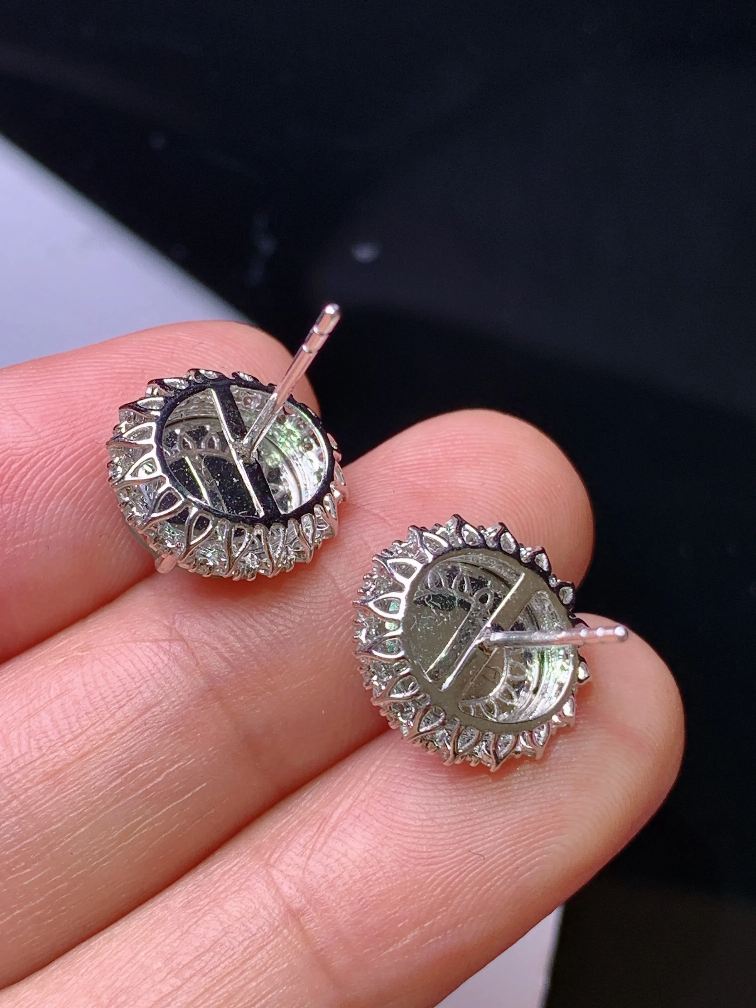 18k金钻镶嵌翠绿蛋面耳钉 玉质细腻 色泽艳丽清新 整体尺寸13*12.2*7.5