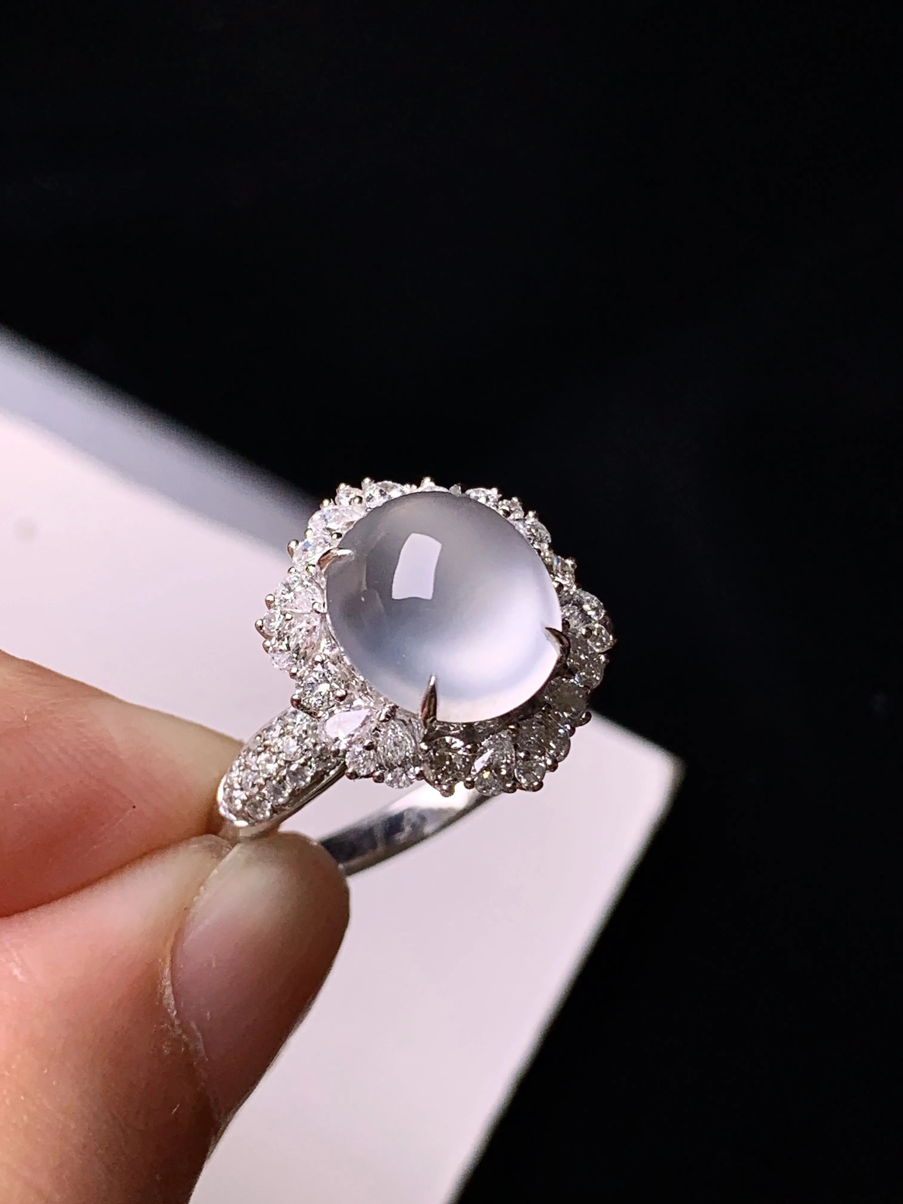 18k金钻镶嵌冰种蛋面戒指 玉质细腻 色泽清新艳丽 圈口14 整体尺寸15*13*10.8