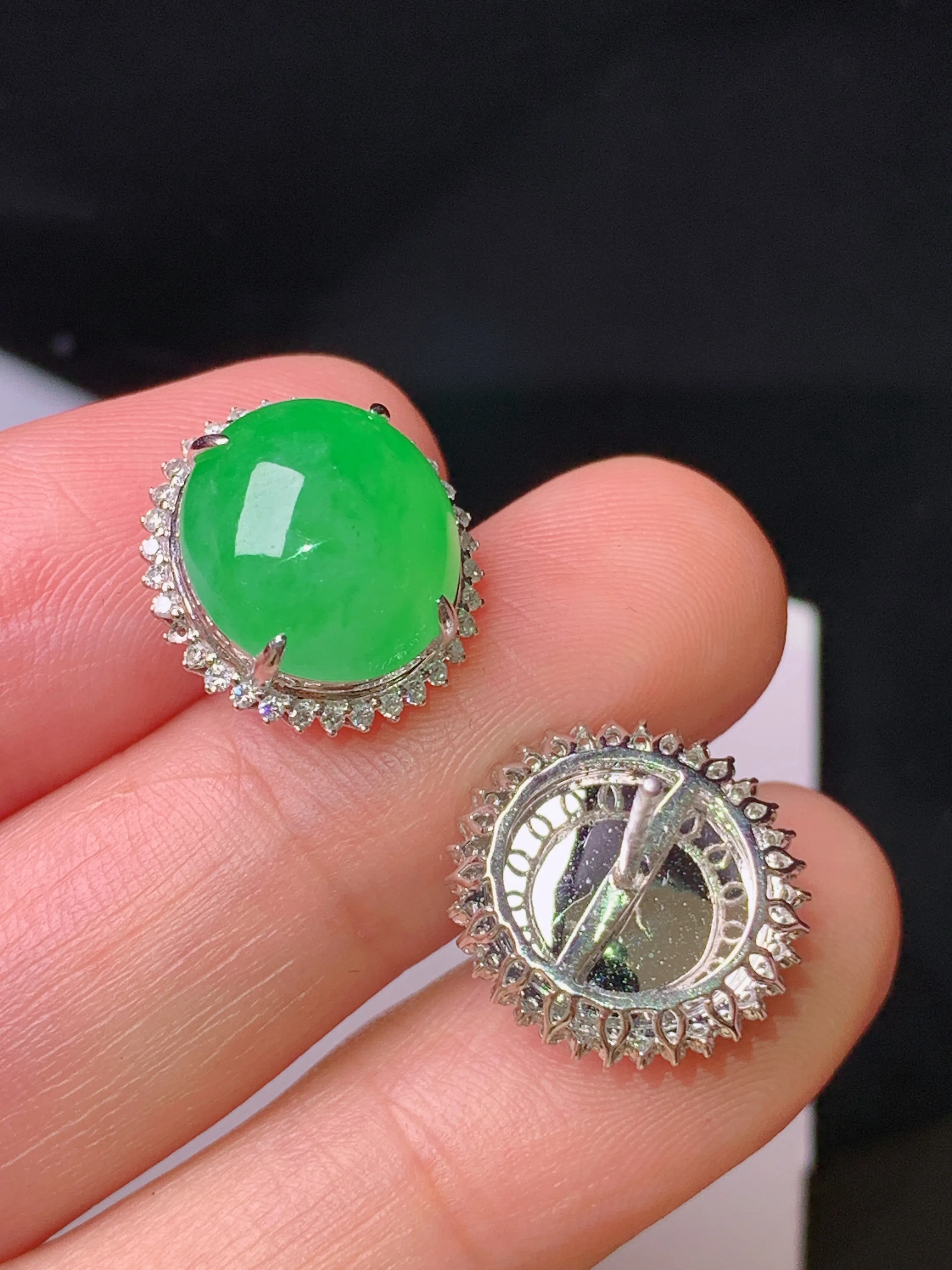 18k金钻镶嵌翠绿蛋面耳钉 玉质细腻 色泽艳丽清新 整体尺寸14.2*13*8.2