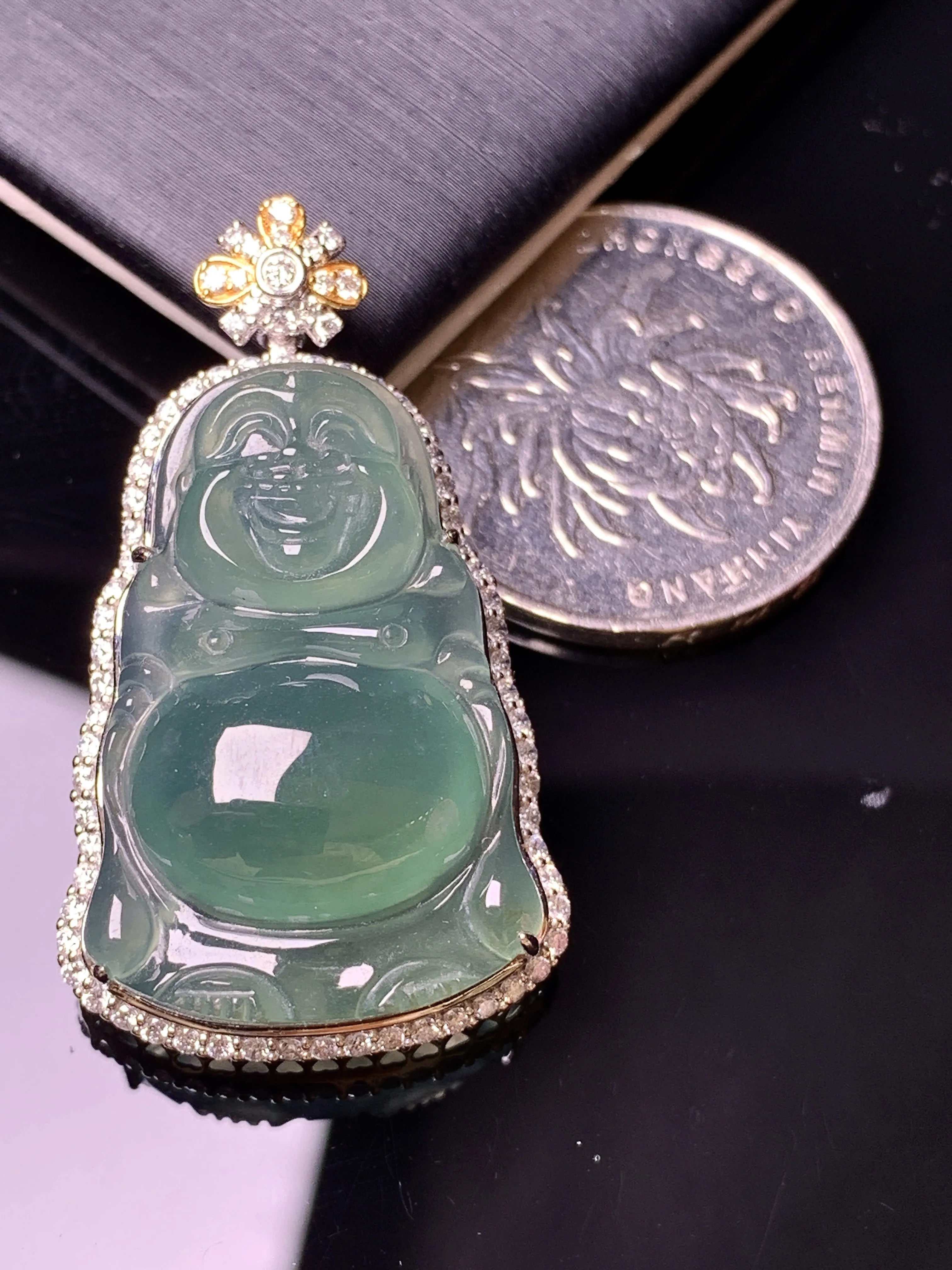 18k金钻镶嵌晴绿佛公吊坠 玉质细腻 色泽艳丽清新 整体尺寸38*21.8*10.5