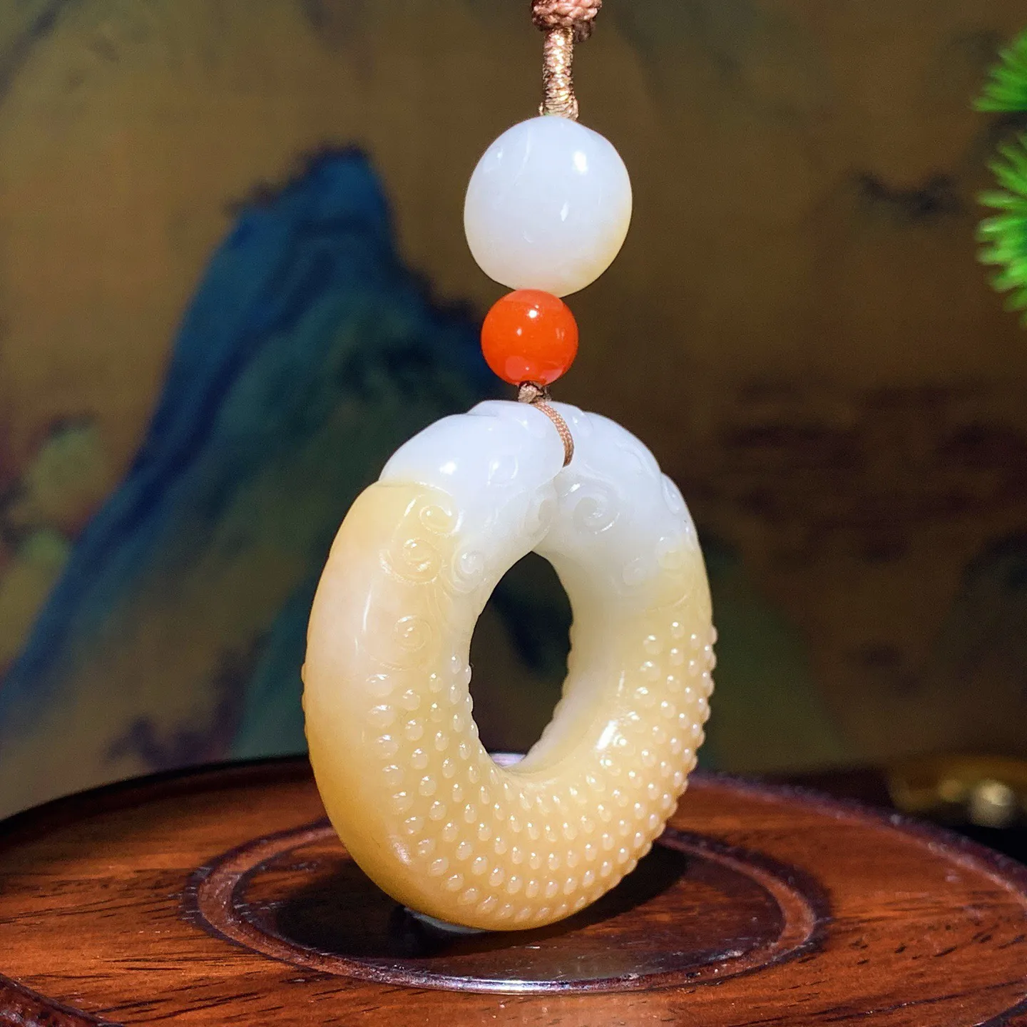 新疆和田玉且末糖双龙守护挂件。尺寸38/11重27克。玉质细腻油润。手推出油。品相大气。lt251125