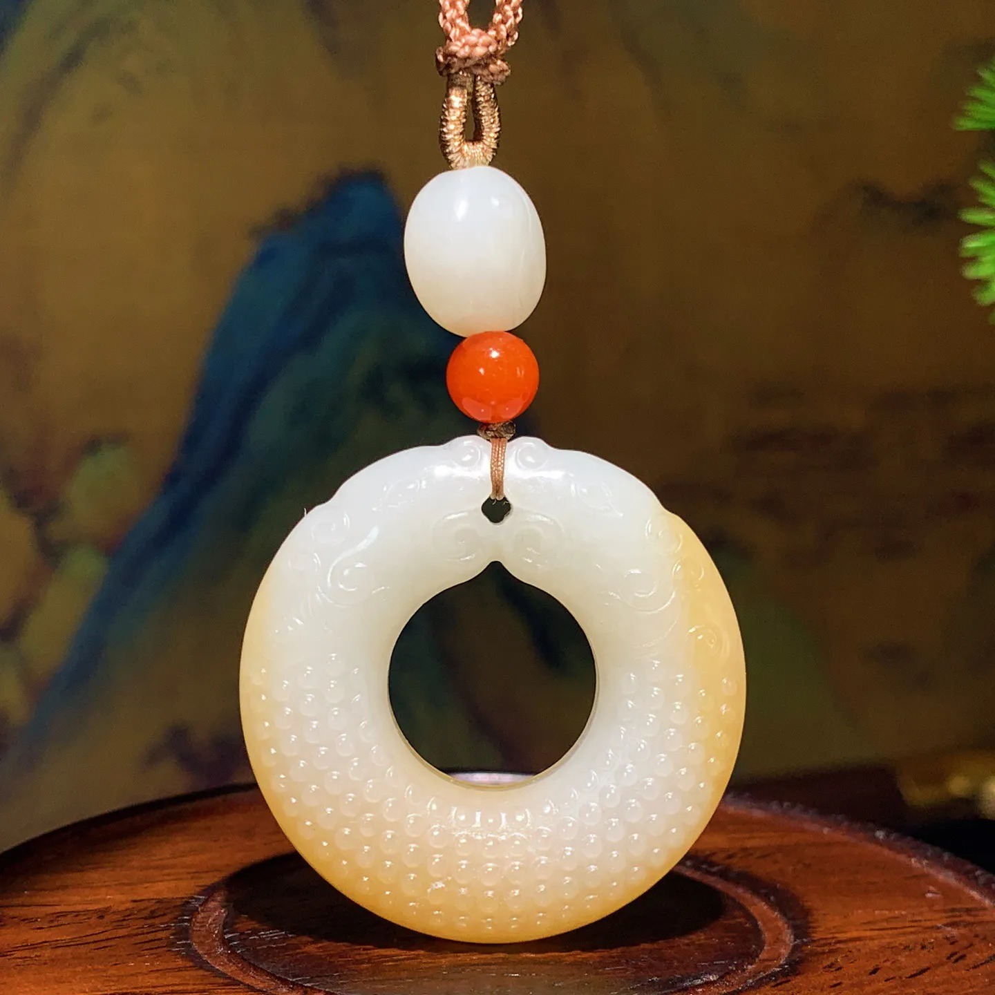 新疆和田玉且末糖双龙守护挂件。尺寸38/11重27克。玉质细腻油润。手推出油。品相大气。lt251125