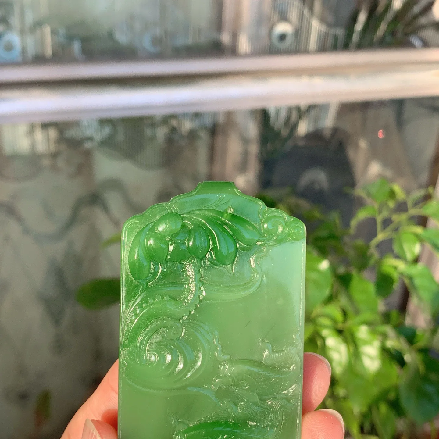 和田玉阳绿俄罗斯碧玉连年有余牌子挂件。尺寸72/43/10重71.8克。玉质细腻油润。手推出油。品相大气。lt251120