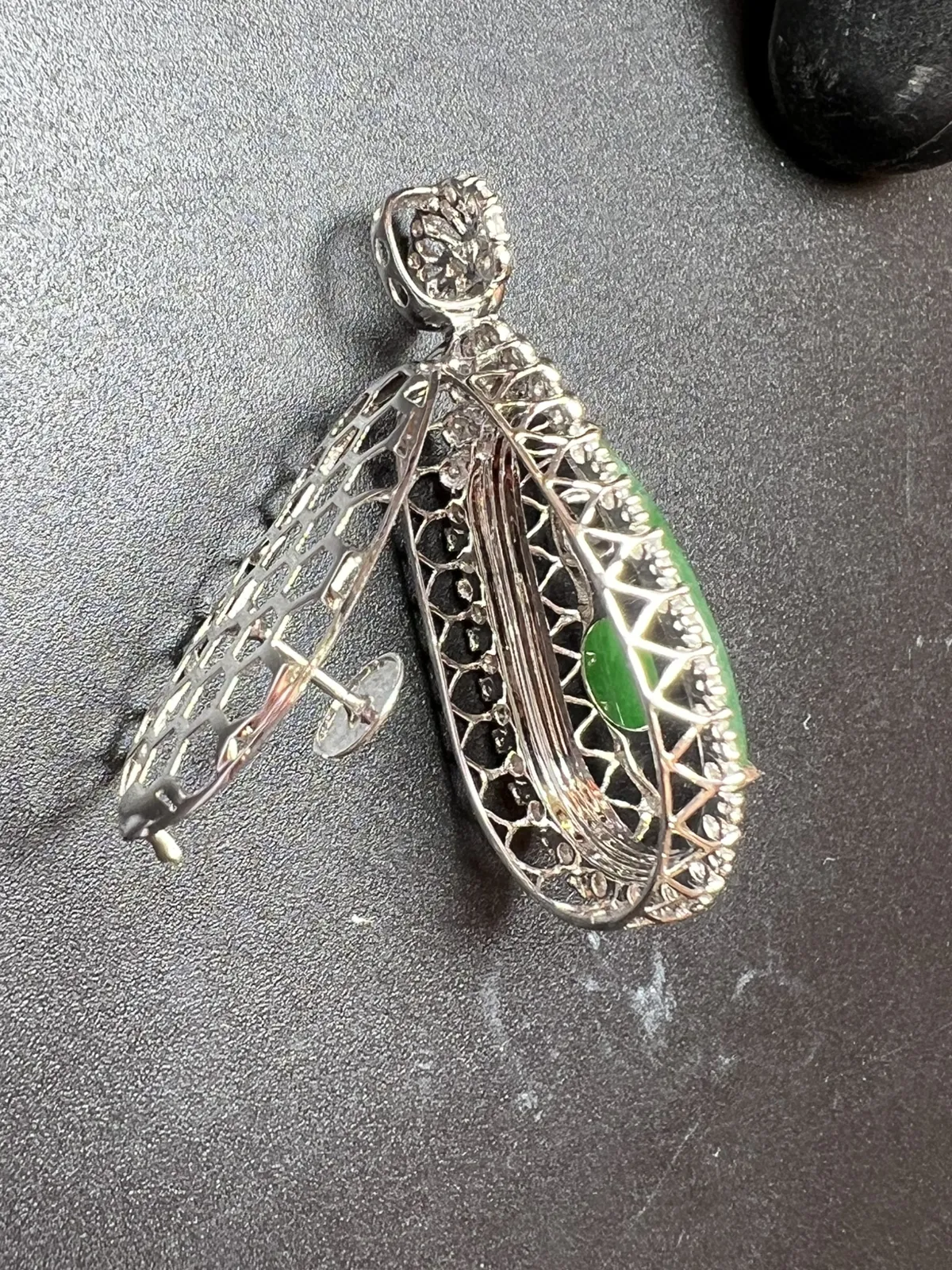 满绿福豆整体尺寸39.1*18.3*10.2 裸石尺寸23.5*13*3